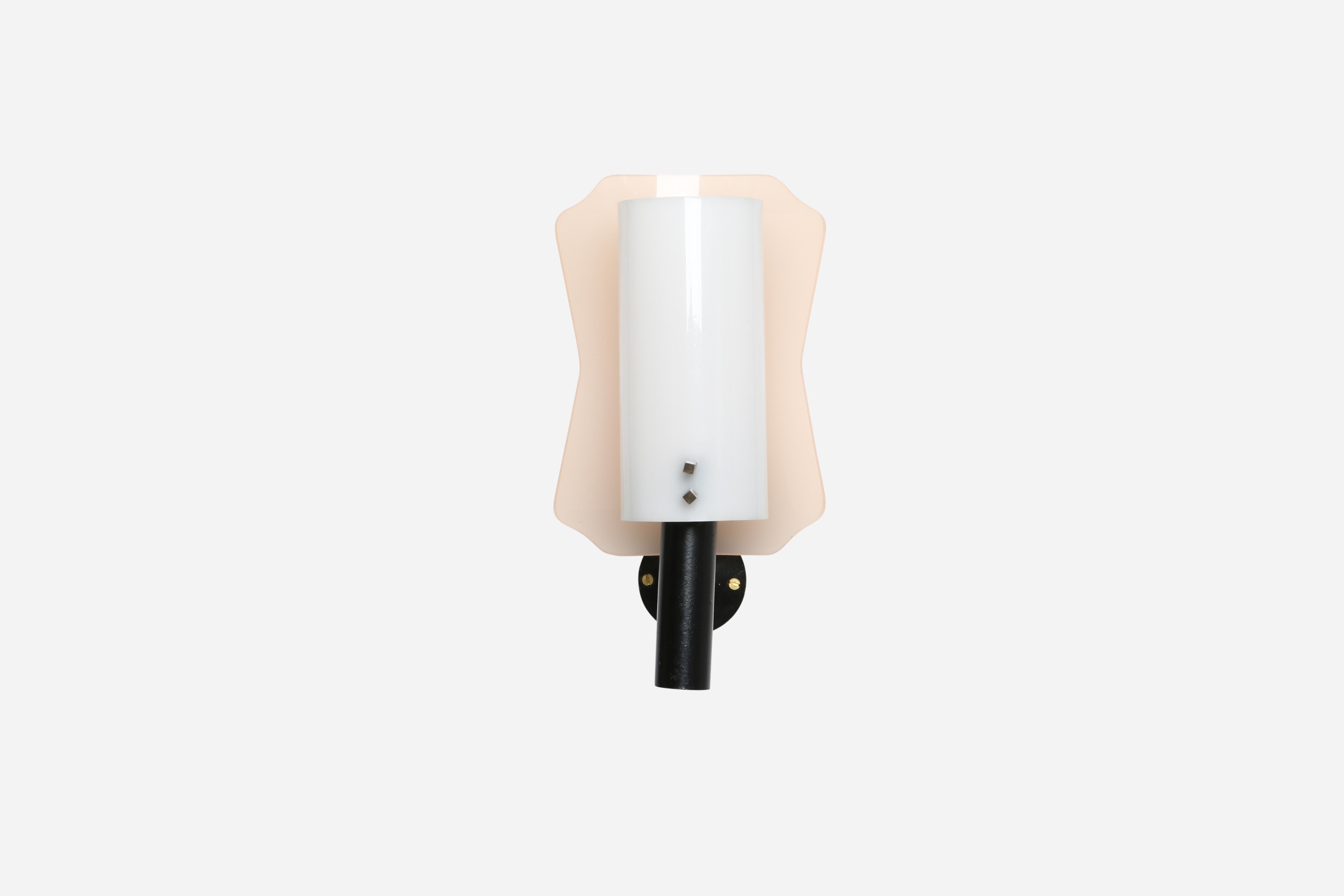 Aplique moderno de mediados de siglo.
Fabricado en Italia en la década de 1960.
Pantalla de acrílico rosa y blanco, marco de metal esmaltado.
El candelabro admite 1 bombilla de casquillo candelabro.
Recableado gratuito en EE.UU. con una placa