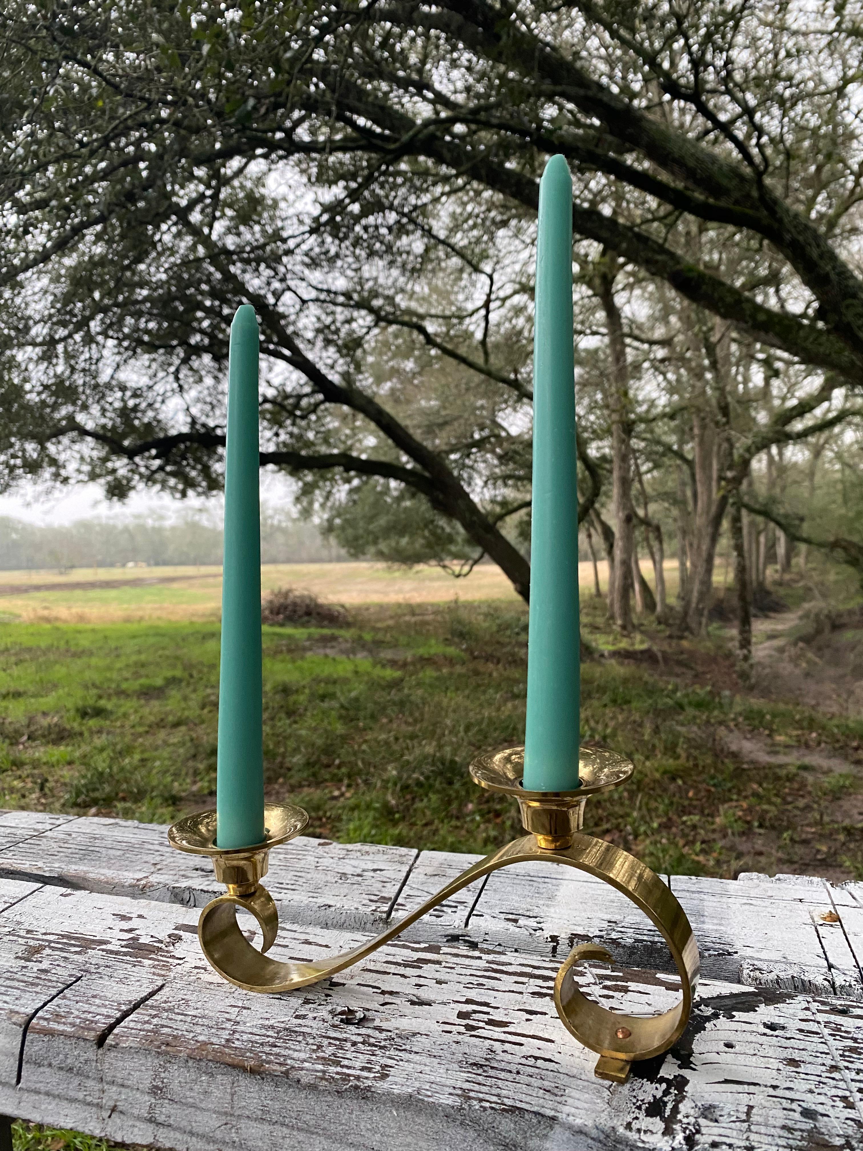 Portacandele scultoreo in ottone del Medioevo (candele incluse) in vendita 1