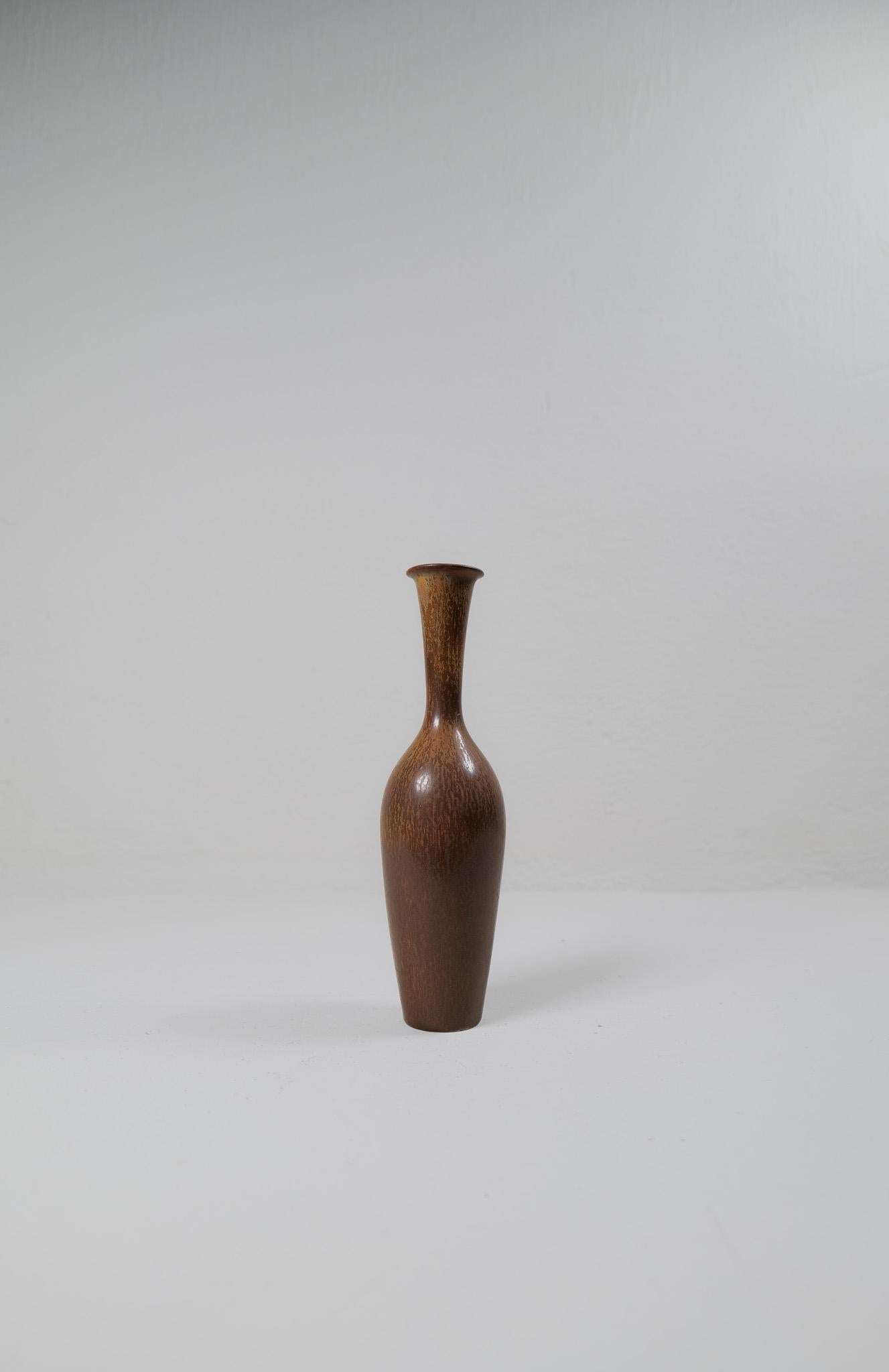 Ce magnifique grand vase a été créé et dessiné par Gunnar Nylund à l'usine de Rörstrand dans les années 1950 en Suède. 

La glaçure est étonnante et s'harmonise parfaitement avec la forme du vase en goulot d'étranglement. 

Très bon état. 

Mesures