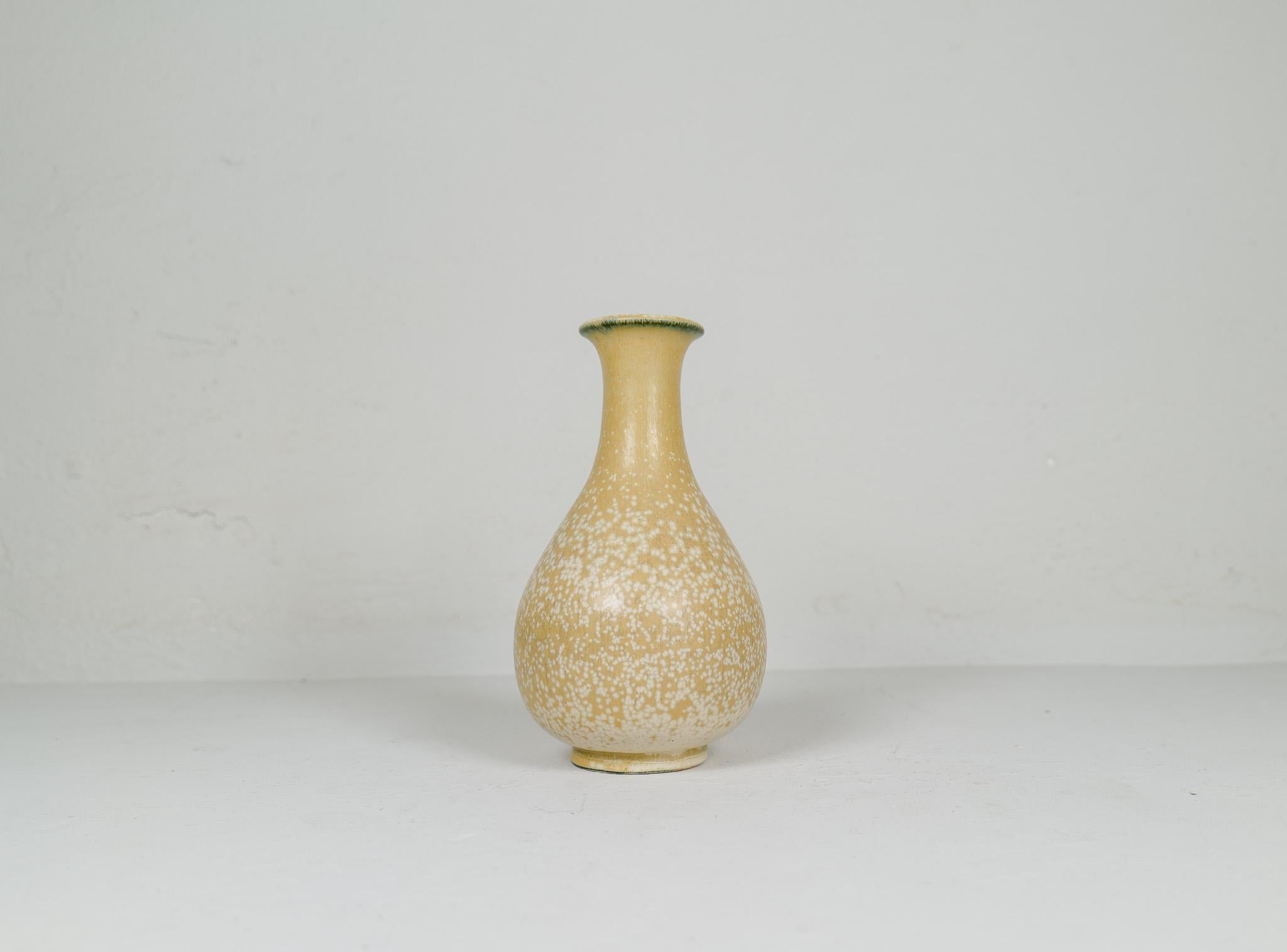 Wonderfully crafted stoneware vase by Gunnar Nylund for Rörstrand 1950s with exceptional yellow green, brown hare fur glaze. 

Good vintage condition with.

Dimensions: Height 25 cm D 14 cm.

    