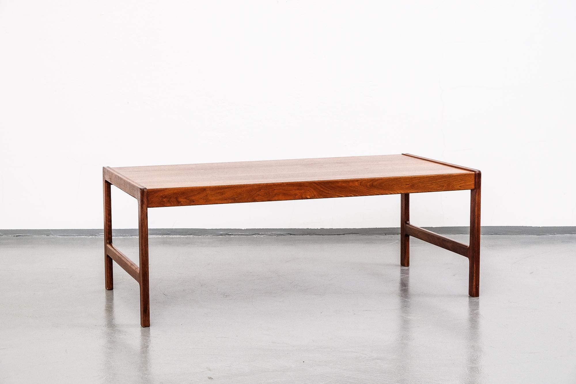 Big midcentury teak coffee table by Folke Ohlsson for Tingströms, Sweden, makers mark stamped underneath. Beautifully crafted and excellent vintage condition.

Legs will be dismounted for shipping.