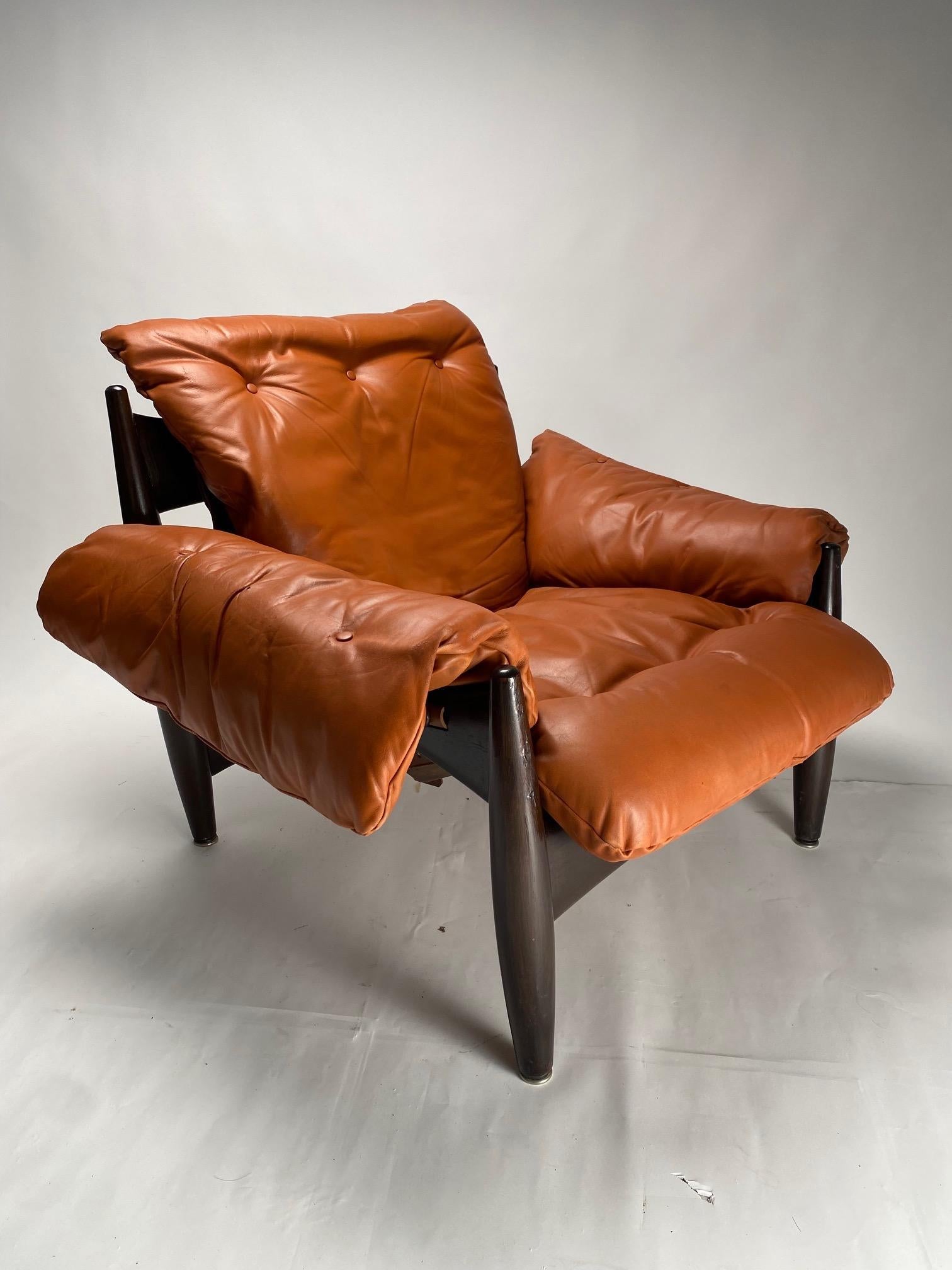 An authentic icon of Mid-Century Brazilian design, the Sheriff armchair is one of the most important and beloved works of the Brazilian designer Sergio Rodrigues. 

Extremely comfortable, the solid wood structure supports a large cognac-coloured
