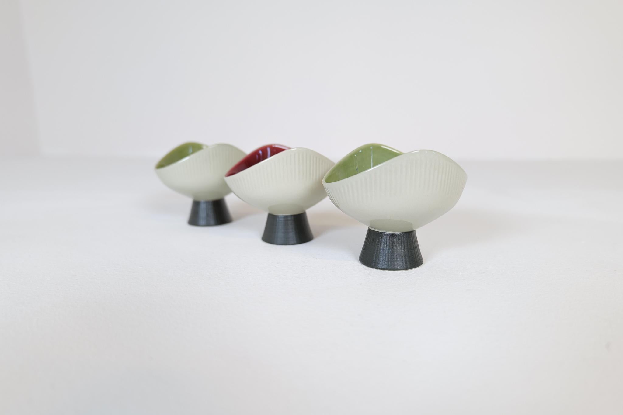 These small bowls produced in the 1950s for Rörstrand Sweden and designed by Carl-Harry Stålhane. 
With the name Bahia this bowls was created to be an exotic edition to the Scandinavian home in the 1950-60s.
The sleek form with its rounded base