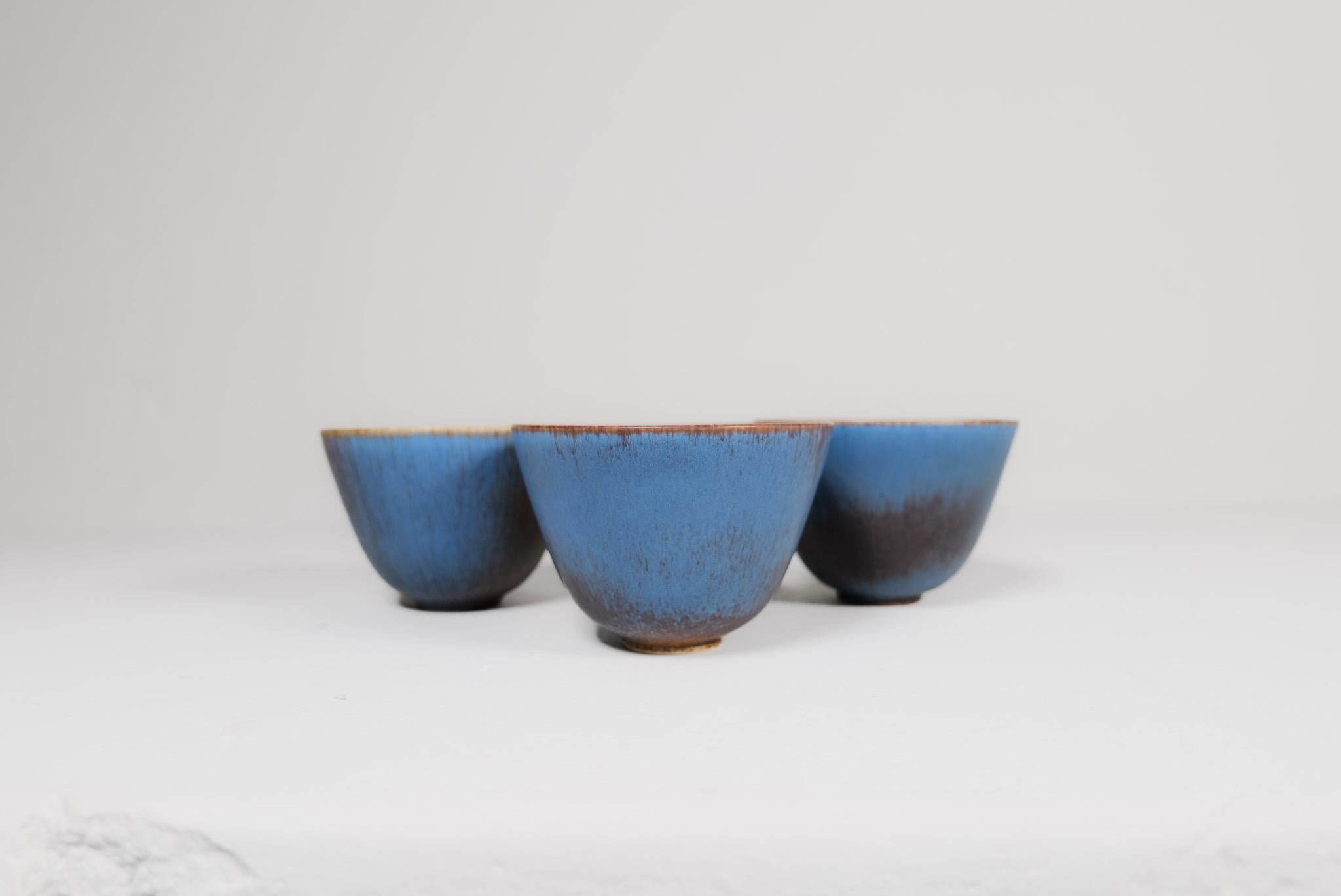 Three wonderful bowls from Rörstrand and designed by Gunnar Nylund. Made in Sweden in the midcentury. Beautiful, glazed bowls in good condition. The structure and form of the bowls works perfectly with the glaze. 

Good Vintage