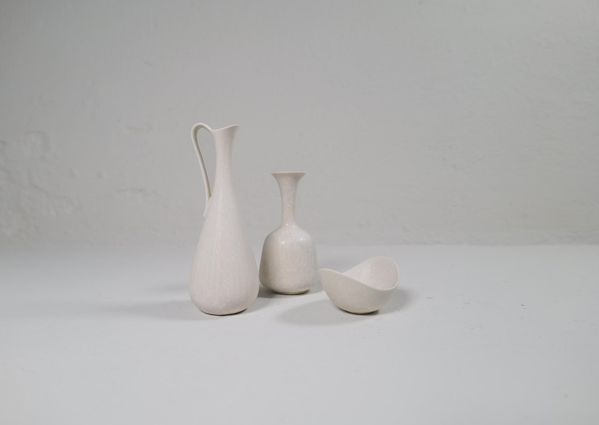 Drei wunderbare Stücke von Rörstrand und seinem Hersteller, dem Designer Gunnar Nylund. Hergestellt in Schweden um die Mitte des Jahrhunderts. Außergewöhnliche glasierte Vasen mit wunderschönen Rundungen. Dieses Dreier-Set ist selten zu bekommen.
