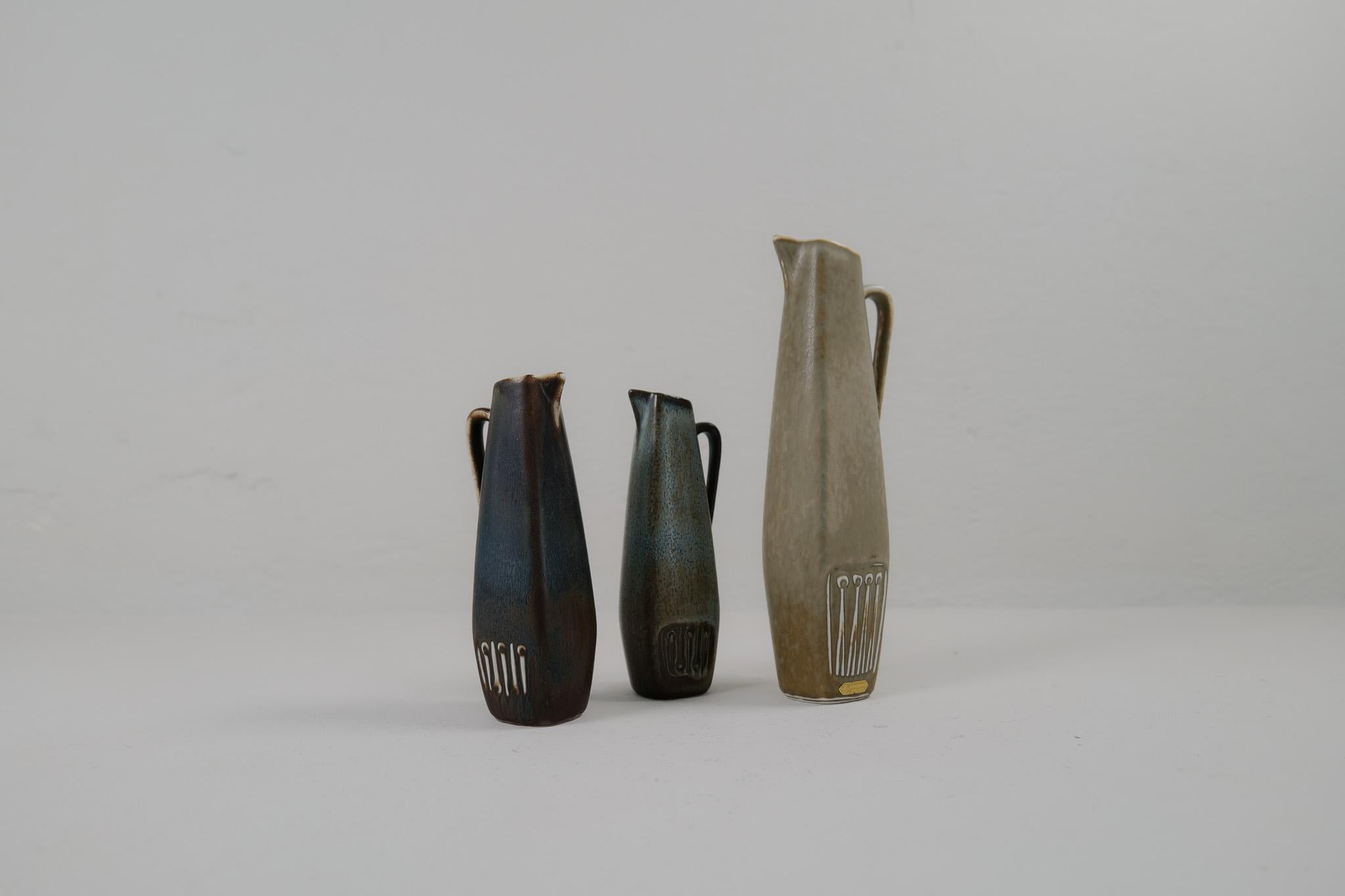 Drei wunderschöne Stücke, die in den 1950er Jahren in der Fabrik Rörstrand in Schweden hergestellt und von Gunnar Nylund entworfen wurden

Die Vasen haben ein schönes antikes Aussehen in einer modernen Form. Die Vasen sind schön geformt und haben