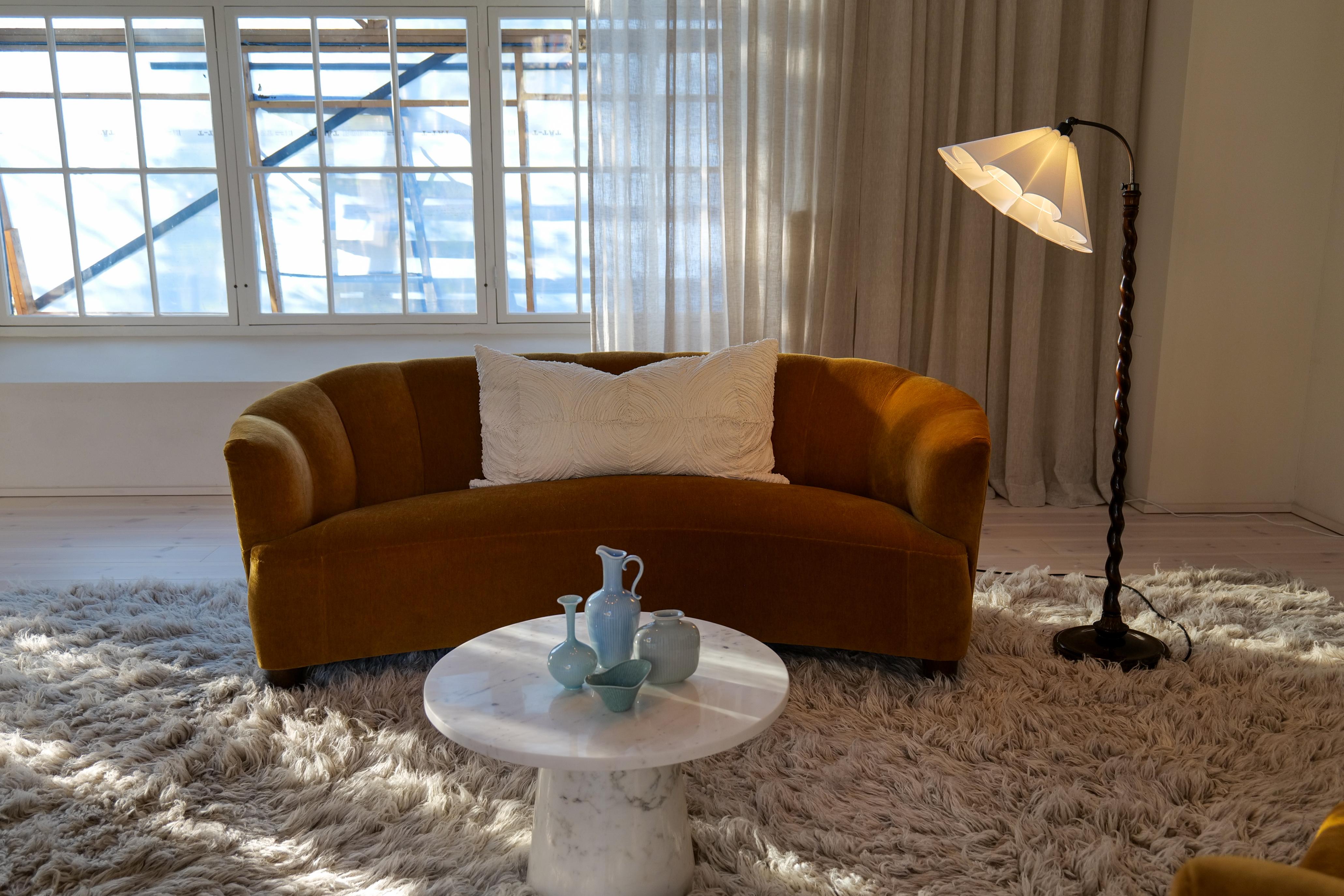 Set aus 4 wunderschönen Vasen von Rörstrand und dem Designer Gunnar Nylund. Hergestellt in Schweden um die Mitte des Jahrhunderts. Schöne, glasierte Vasen mit wunderbaren Rundungen. Die Handwerkskunst dieser Vasen ist atemberaubend. Die Art und