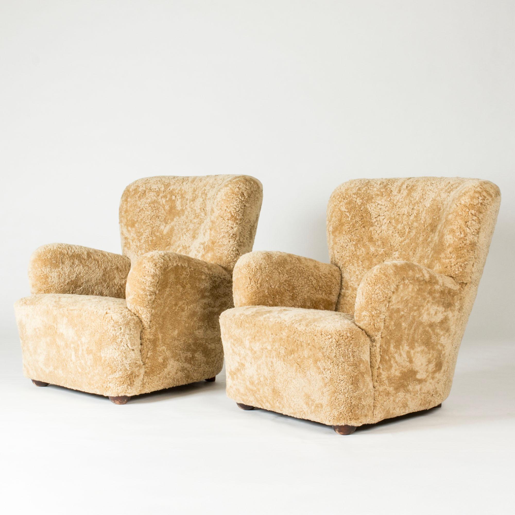 Coppia di straordinarie sedie da salotto in stile danese moderno, con un design sovradimensionato e funzionalista. Rivestito in pelle di pecora, piedi compatti in legno.