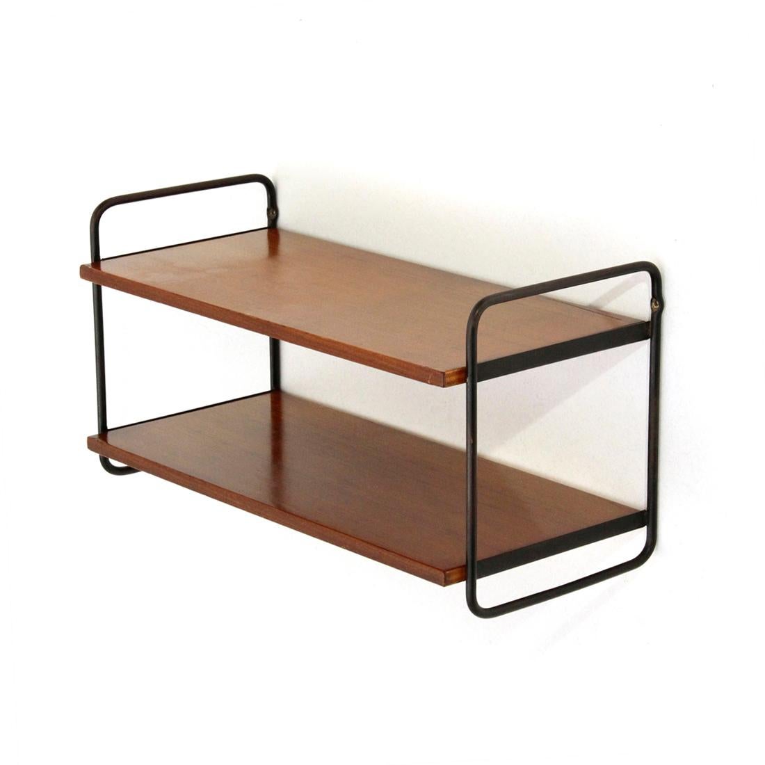 Small shelving unit of Italian craftsmanship produced in the 1960s.
Black painted metal structure.
Pair of shelves in teak veneered wood.
Good general condition, some signs due to normal use over time.

Dimensions: Length 47 cm, depth 22 cm,