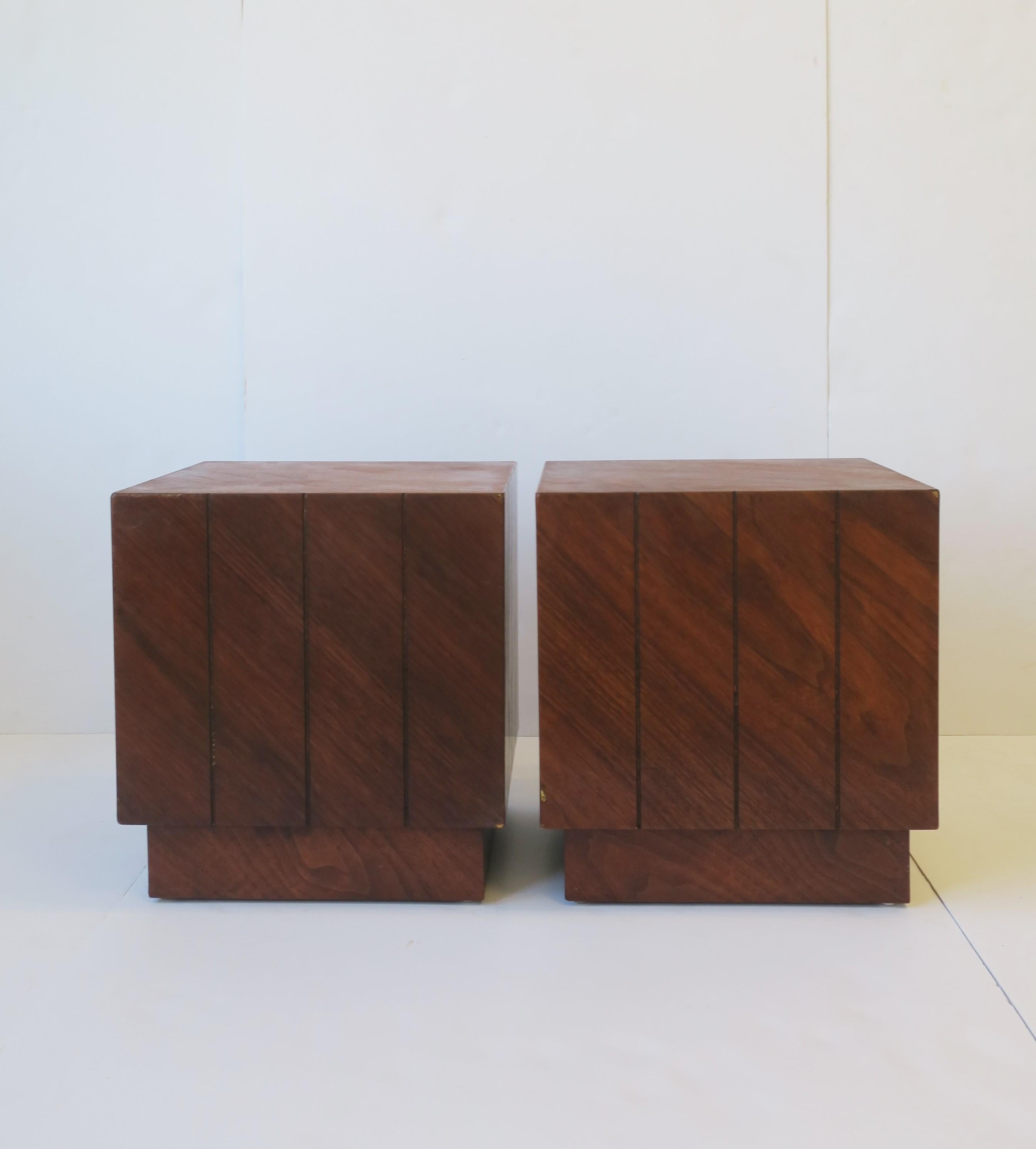 Midcentury Modern Wood Side Drinks Cocktail or End Tables, Pair For Sale 4