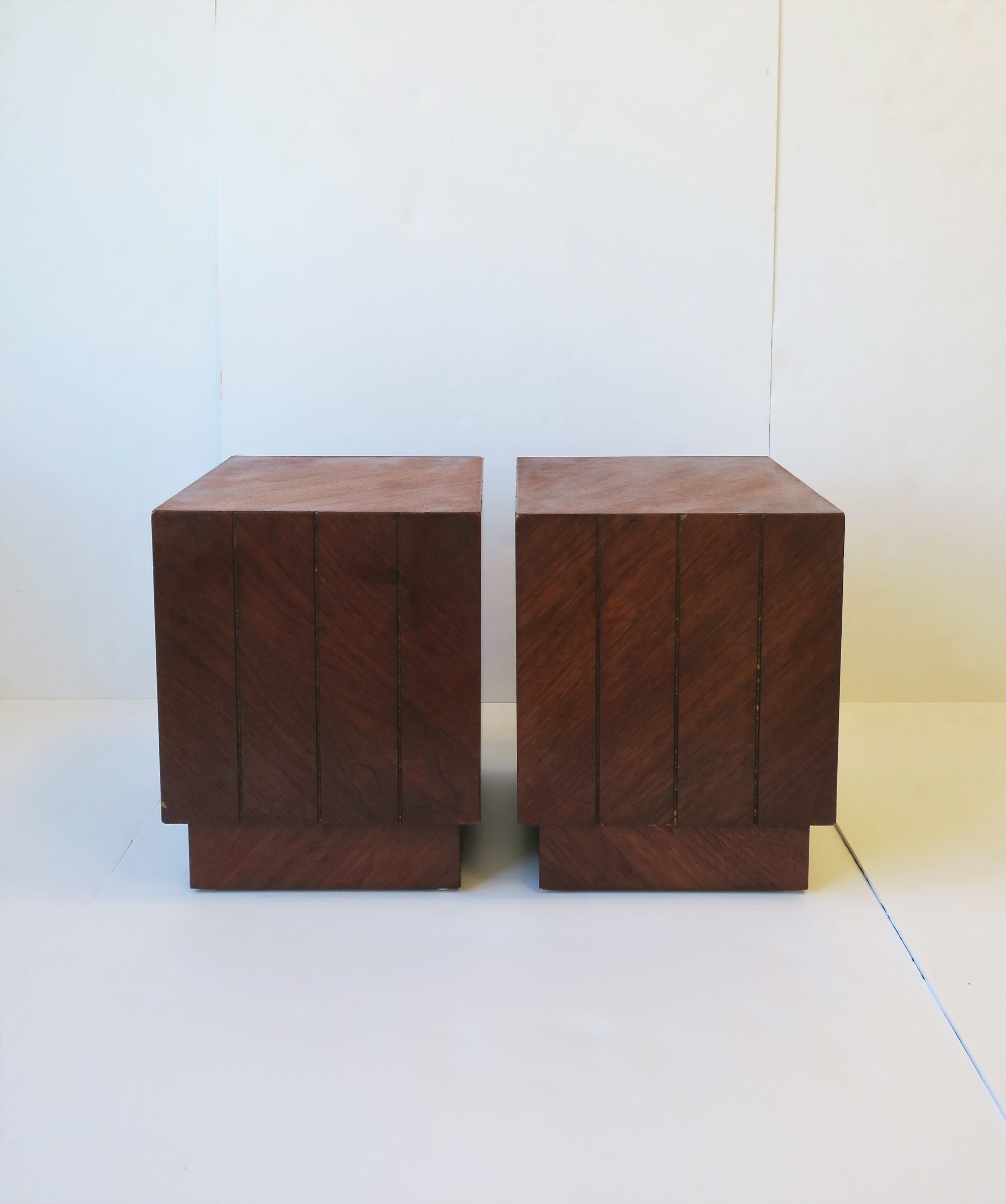 A small pair/set of Midcentury Modern rectangular wood veneered side, end, drinks or cocktails tables, circa mid-20th century. This pair/set is versatile as side tables, drinks tables, cocktail tables, or end tables, as shown in images. Tables have