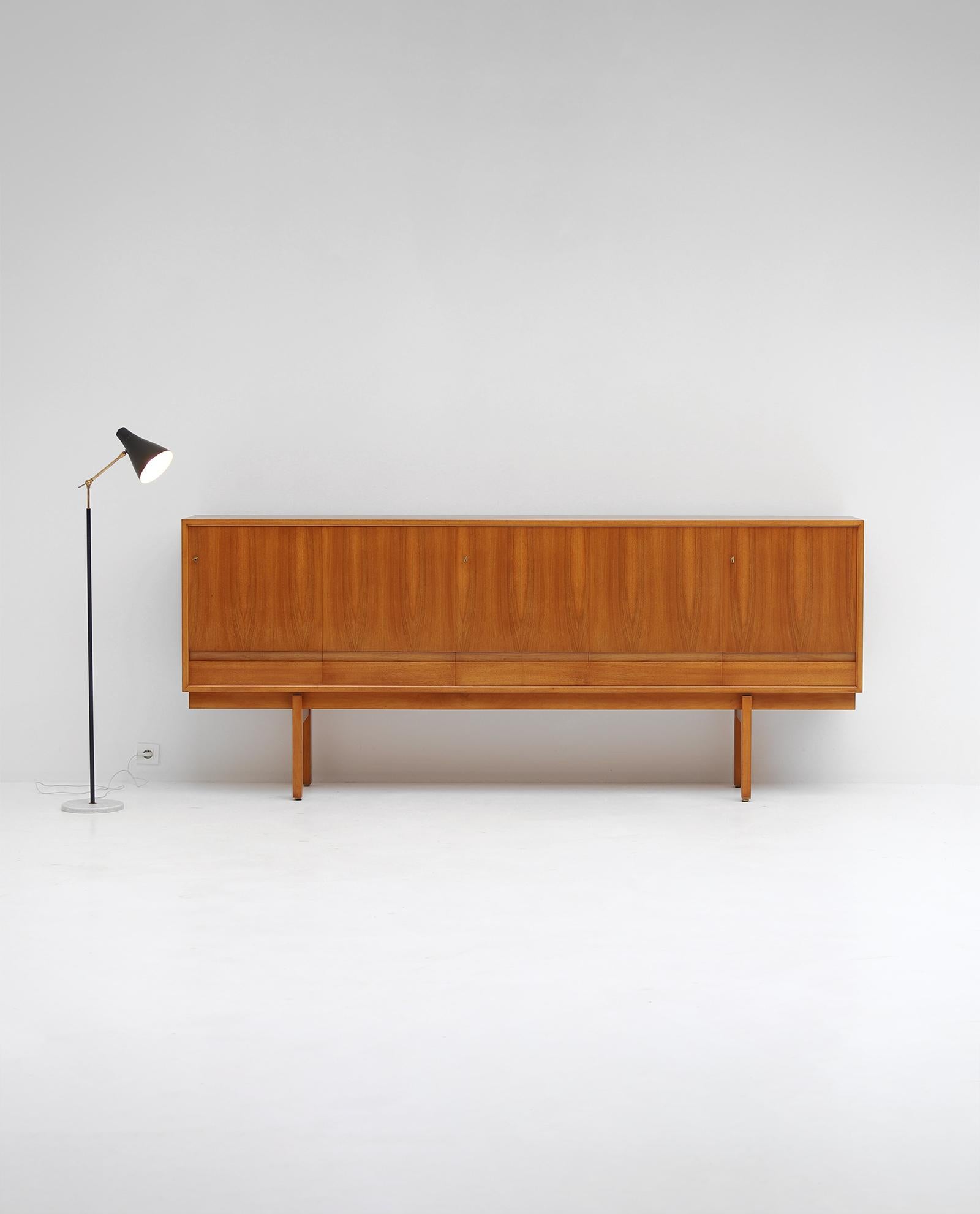 Jos De Mey studied interior design at the Royal Academy of Fine Arts in Ghent and became a teacher at the same academy. In the 1950s and 1960s De Mey had his own practice of interior design and color advice. In this period he designed furniture for