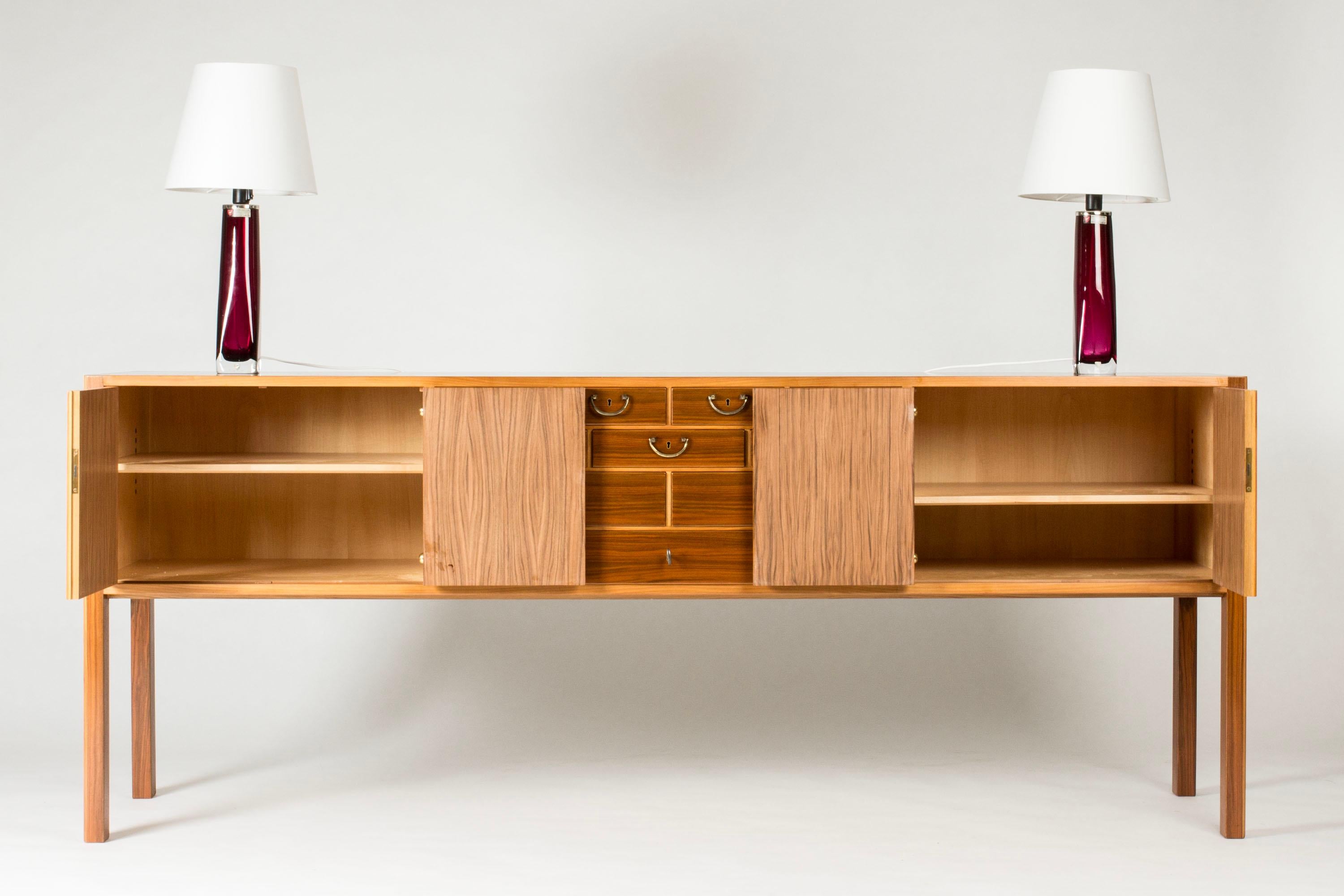 Buffet moderne du milieu du siècle par Josef Frank, Svenskt Tenn, années 1950 en vente 3