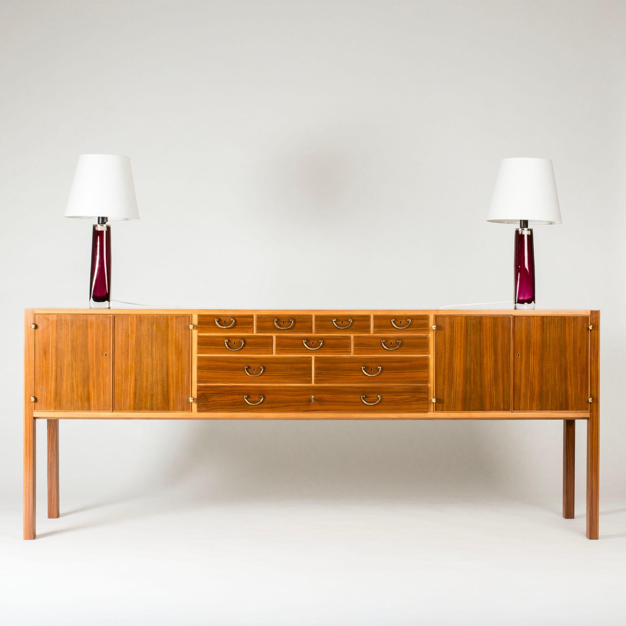 Buffet moderne du milieu du siècle par Josef Frank, Svenskt Tenn, années 1950 en vente 4