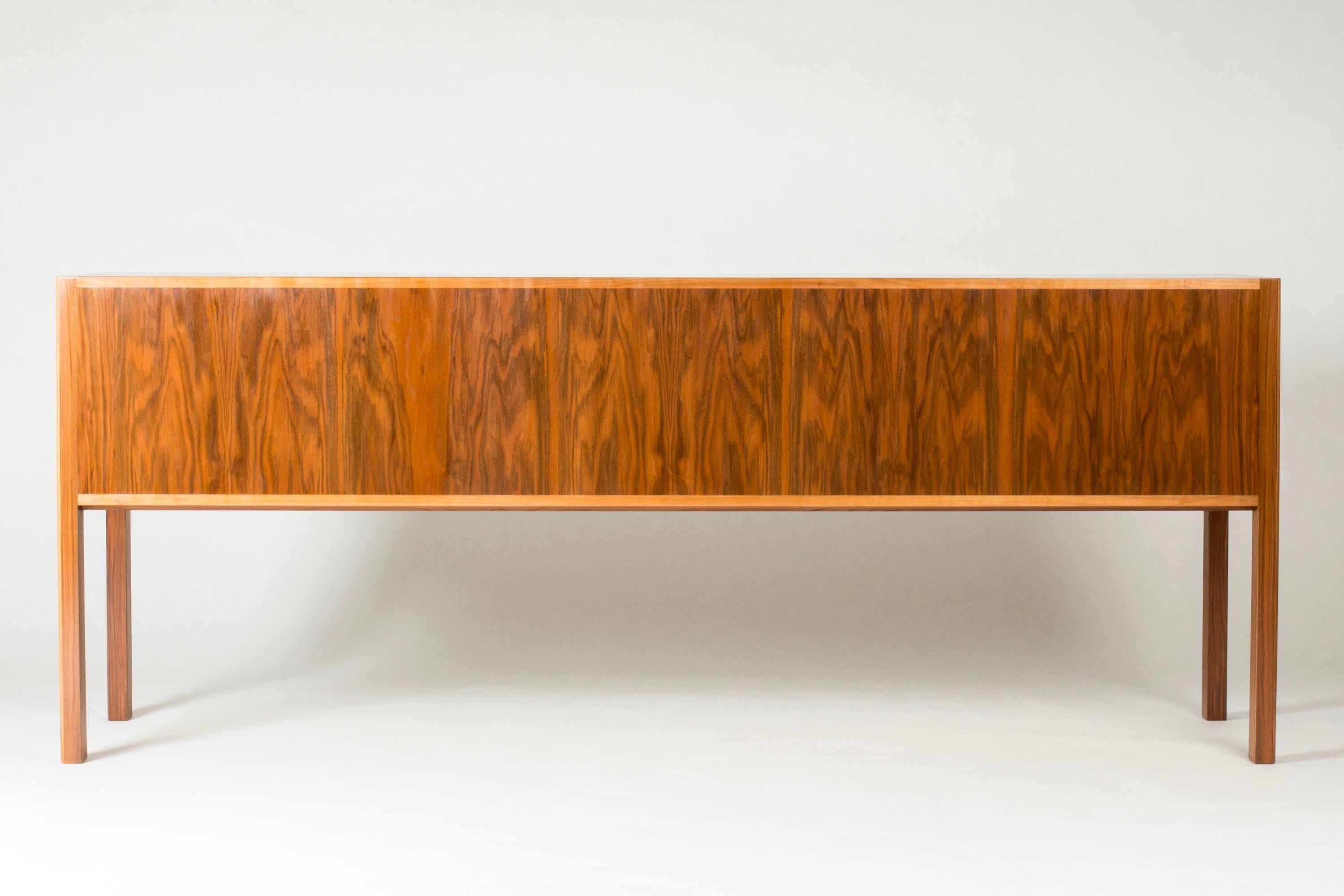 Buffet moderne du milieu du siècle par Josef Frank, Svenskt Tenn, années 1950 en vente 5
