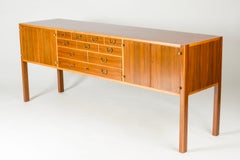 Buffet moderne du milieu du siècle par Josef Frank, Svenskt Tenn, années 1950