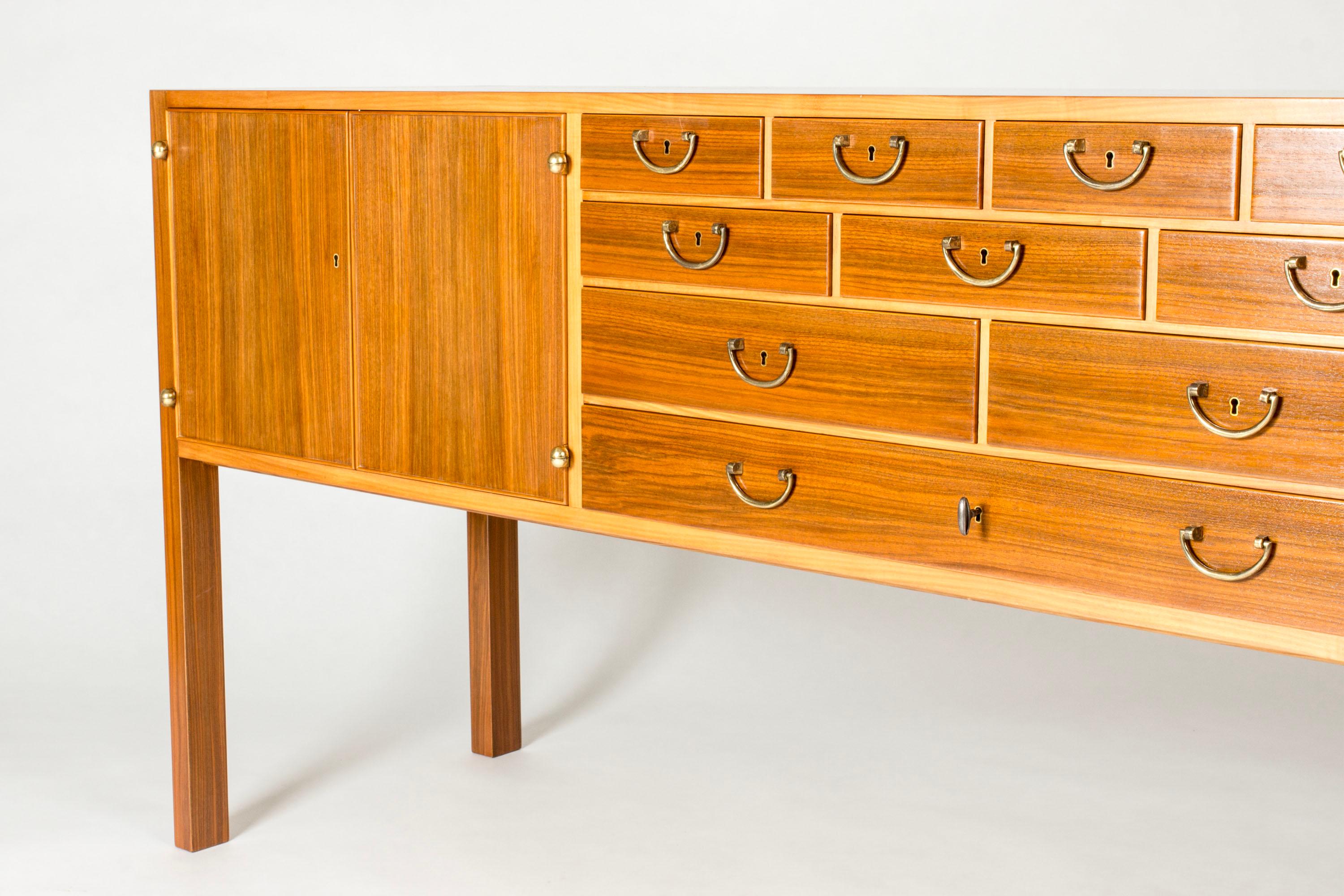 Suédois Buffet moderne du milieu du siècle par Josef Frank, Svenskt Tenn, années 1950 en vente