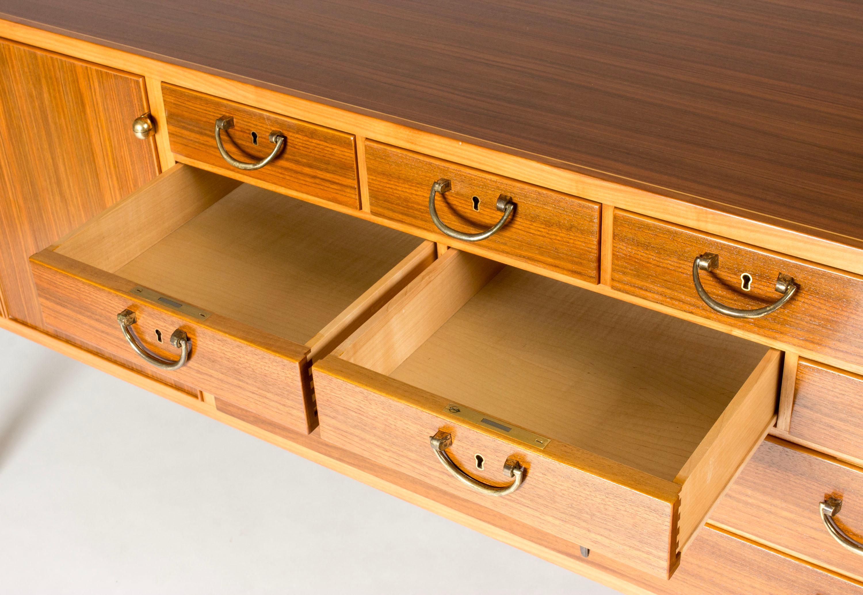 Acajou Buffet moderne du milieu du siècle par Josef Frank, Svenskt Tenn, années 1950 en vente
