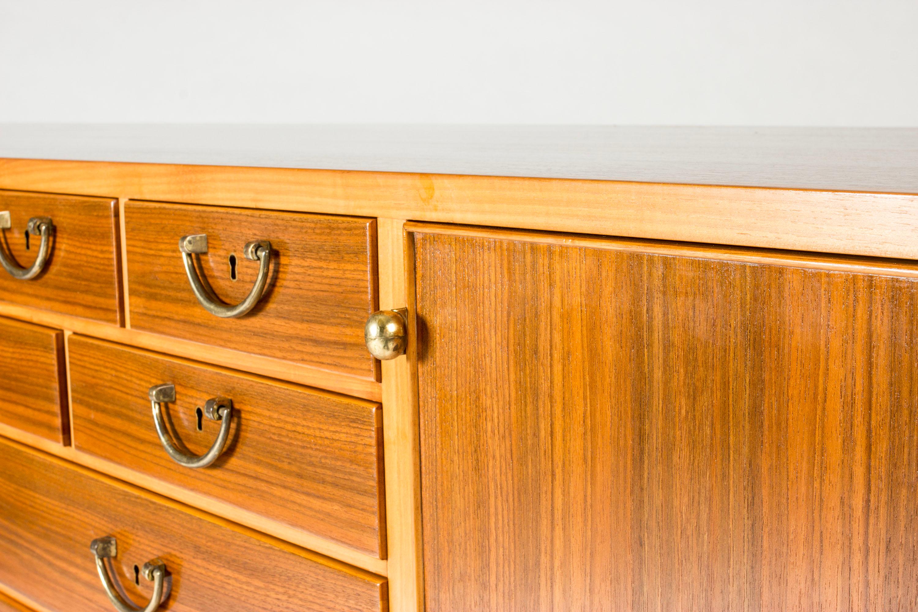 Buffet moderne du milieu du siècle par Josef Frank, Svenskt Tenn, années 1950 en vente 2