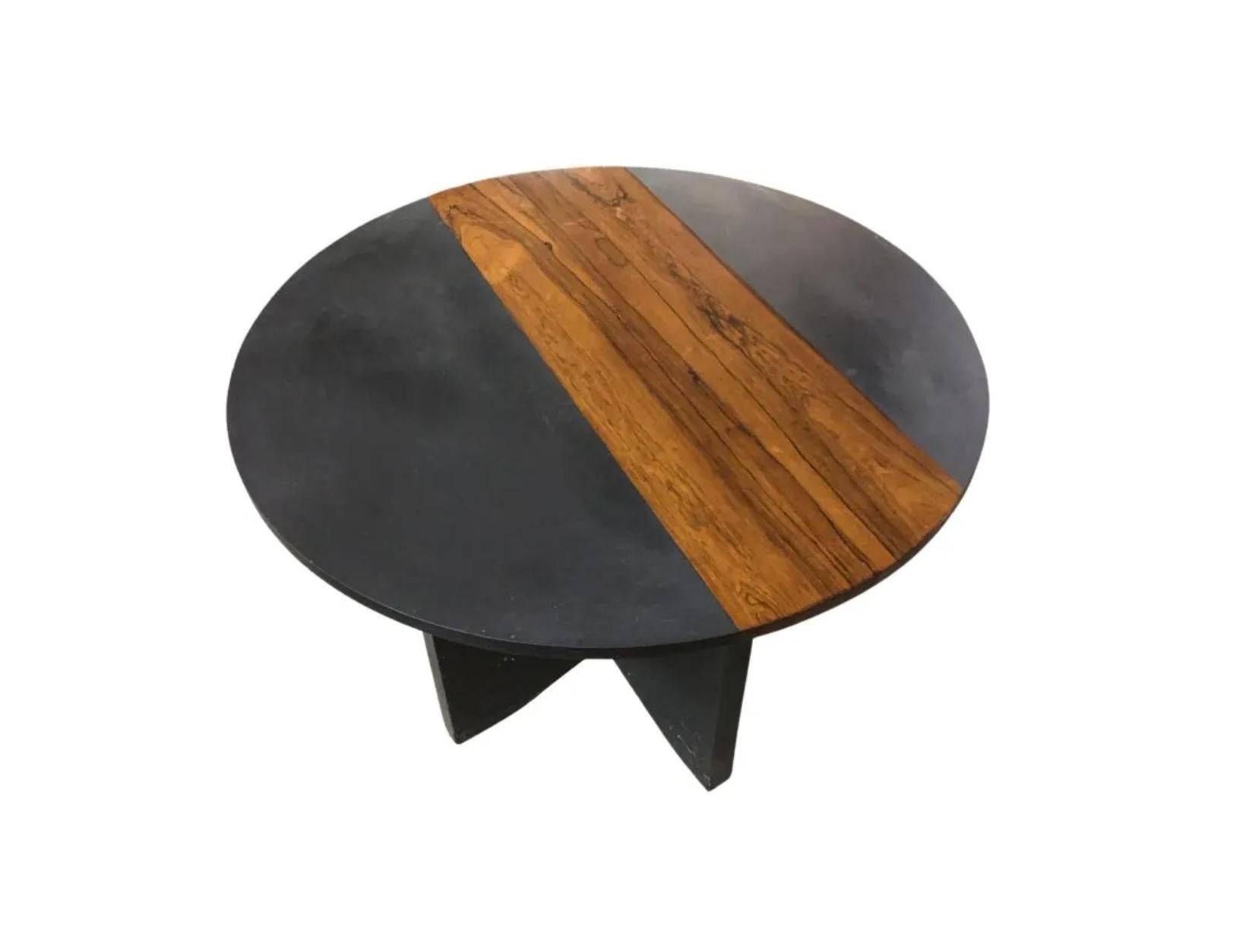 Mid-Century Modern Table ronde 3' en bois de rose et ardoise de style moyenâgeux en vente