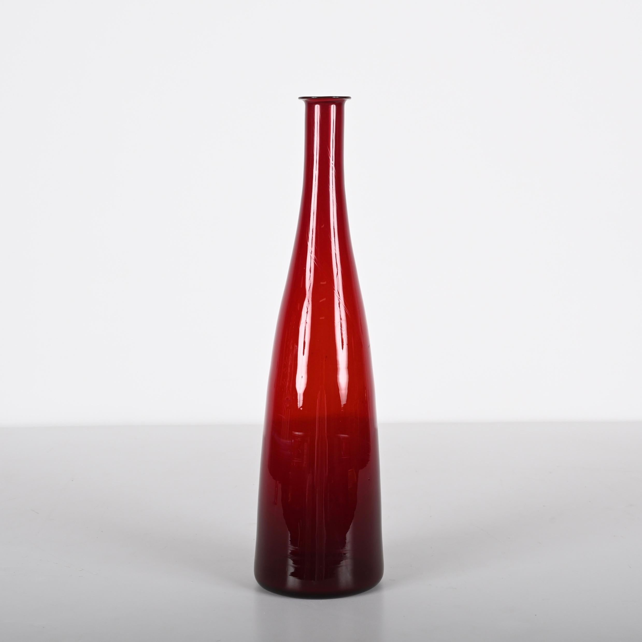 Botella italiana de cristal soplado de Murano ahumado rojo rubí de mediados de siglo, años 70 en venta 3