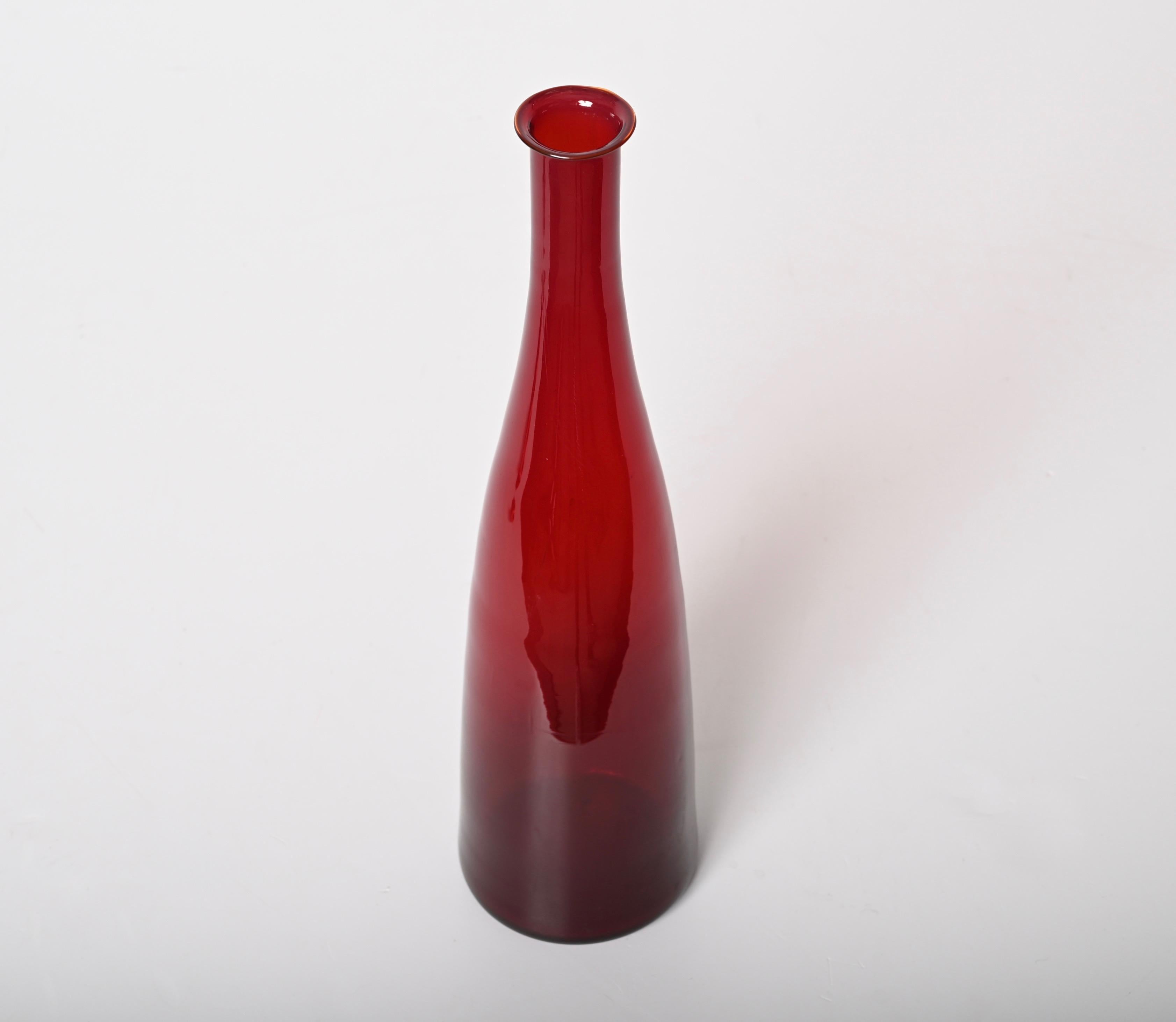 Botella italiana de cristal soplado de Murano ahumado rojo rubí de mediados de siglo, años 70 en venta 4