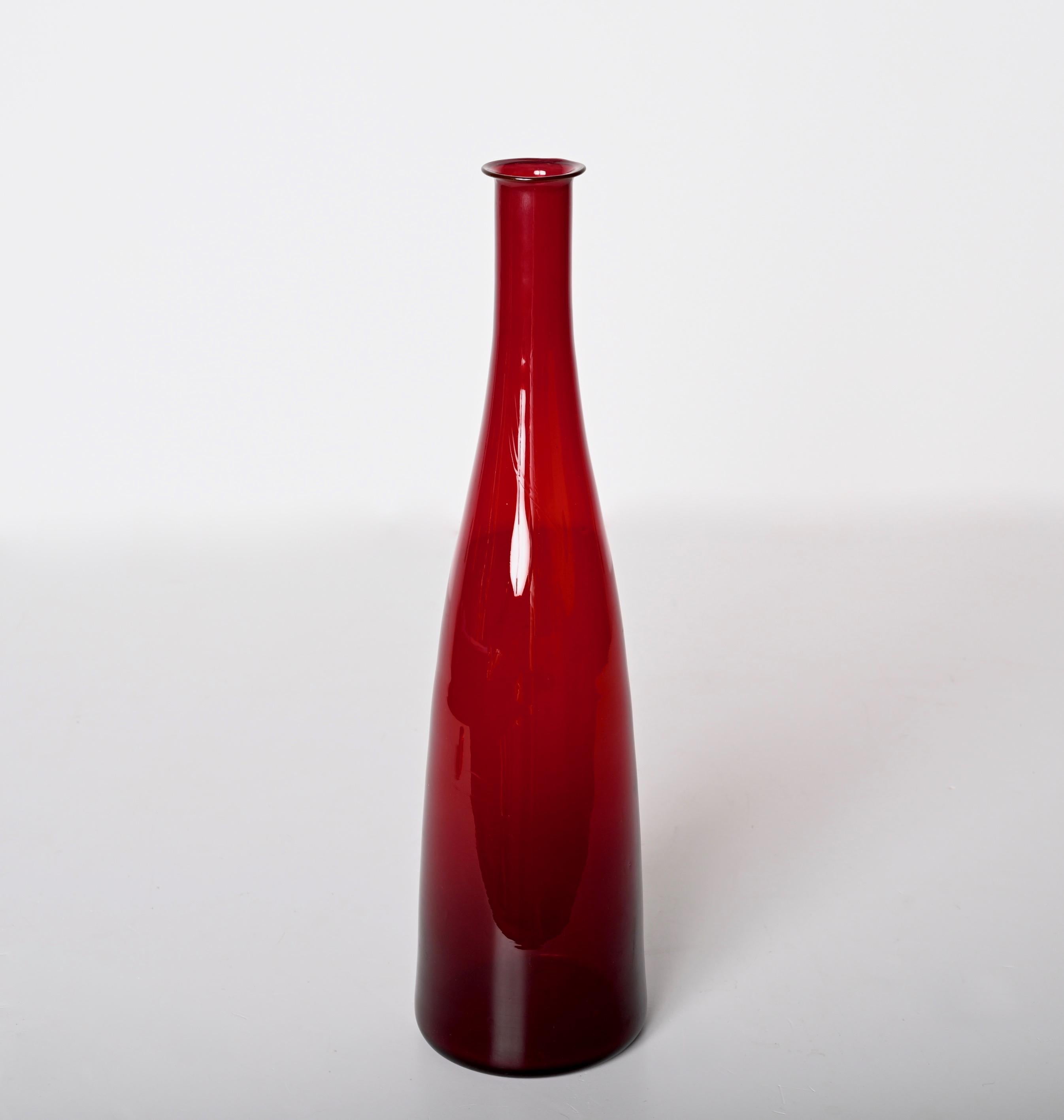 Botella italiana de cristal soplado de Murano ahumado rojo rubí de mediados de siglo, años 70 en venta 5