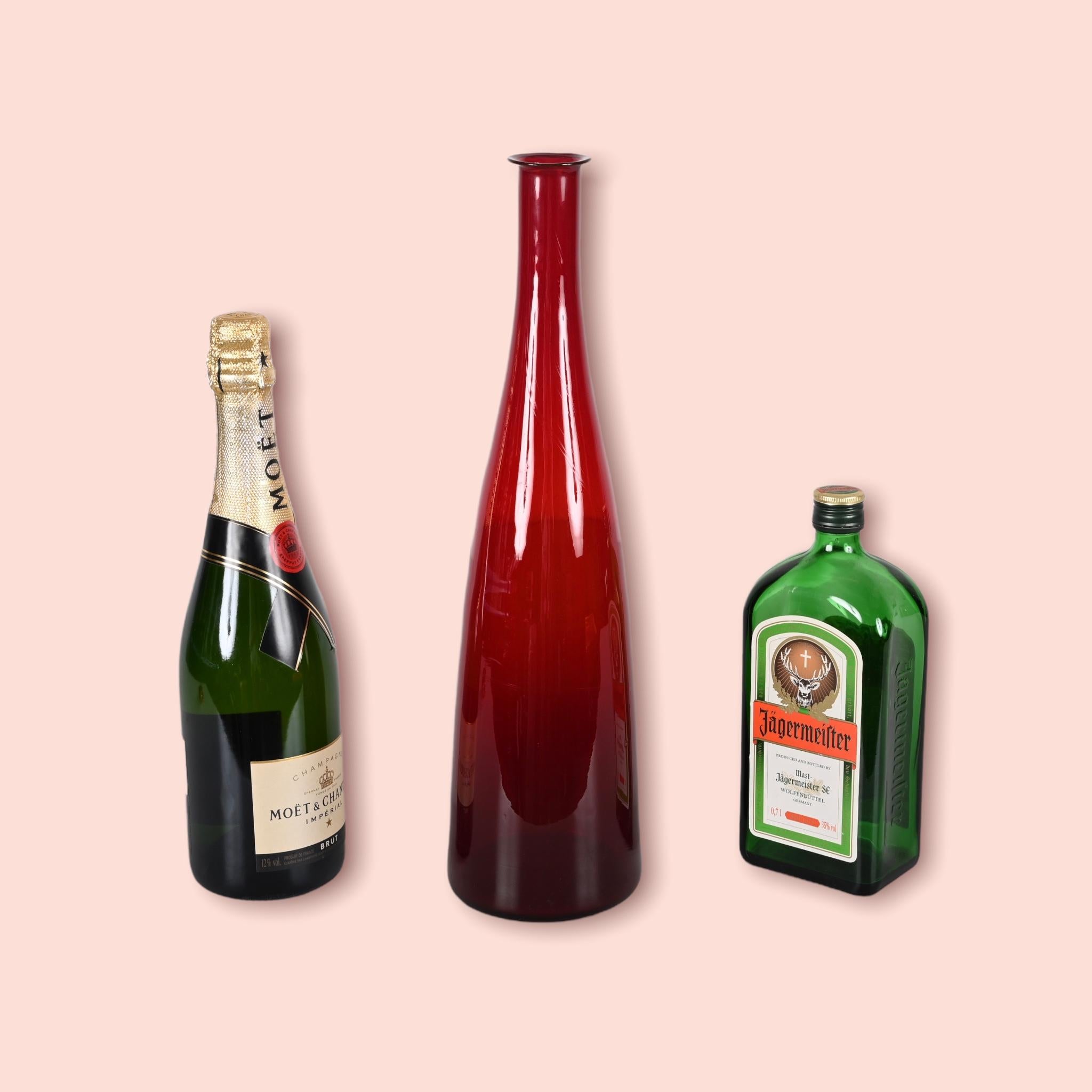 Botella italiana de cristal soplado de Murano ahumado rojo rubí de mediados de siglo, años 70 en venta 9