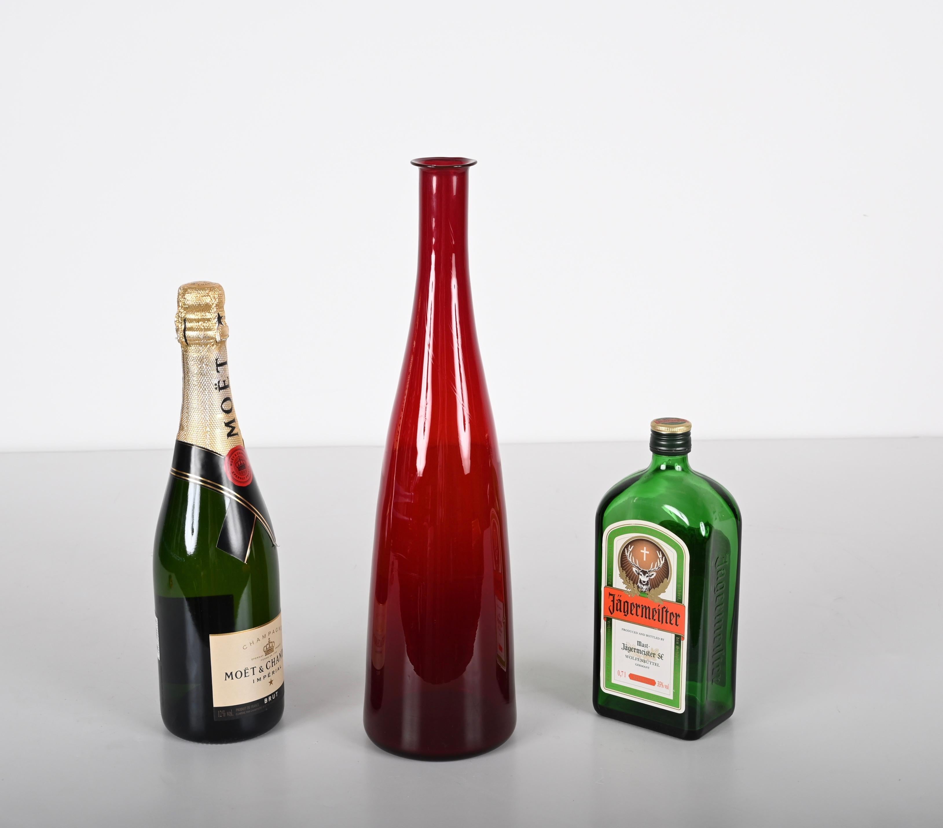 Botella italiana de cristal soplado de Murano ahumado rojo rubí de mediados de siglo, años 70 en venta 10