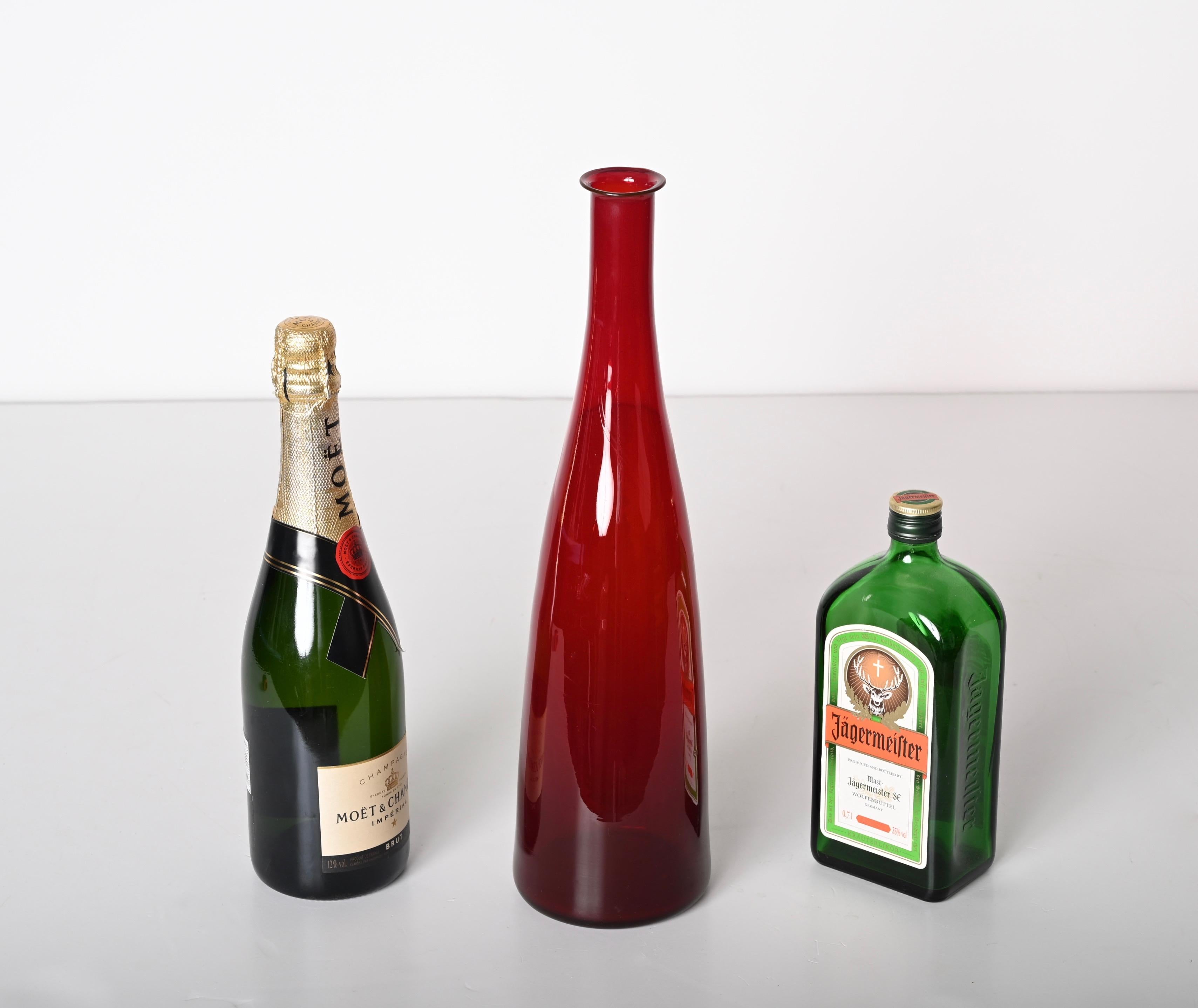 Botella italiana de cristal soplado de Murano ahumado rojo rubí de mediados de siglo, años 70 en venta 11