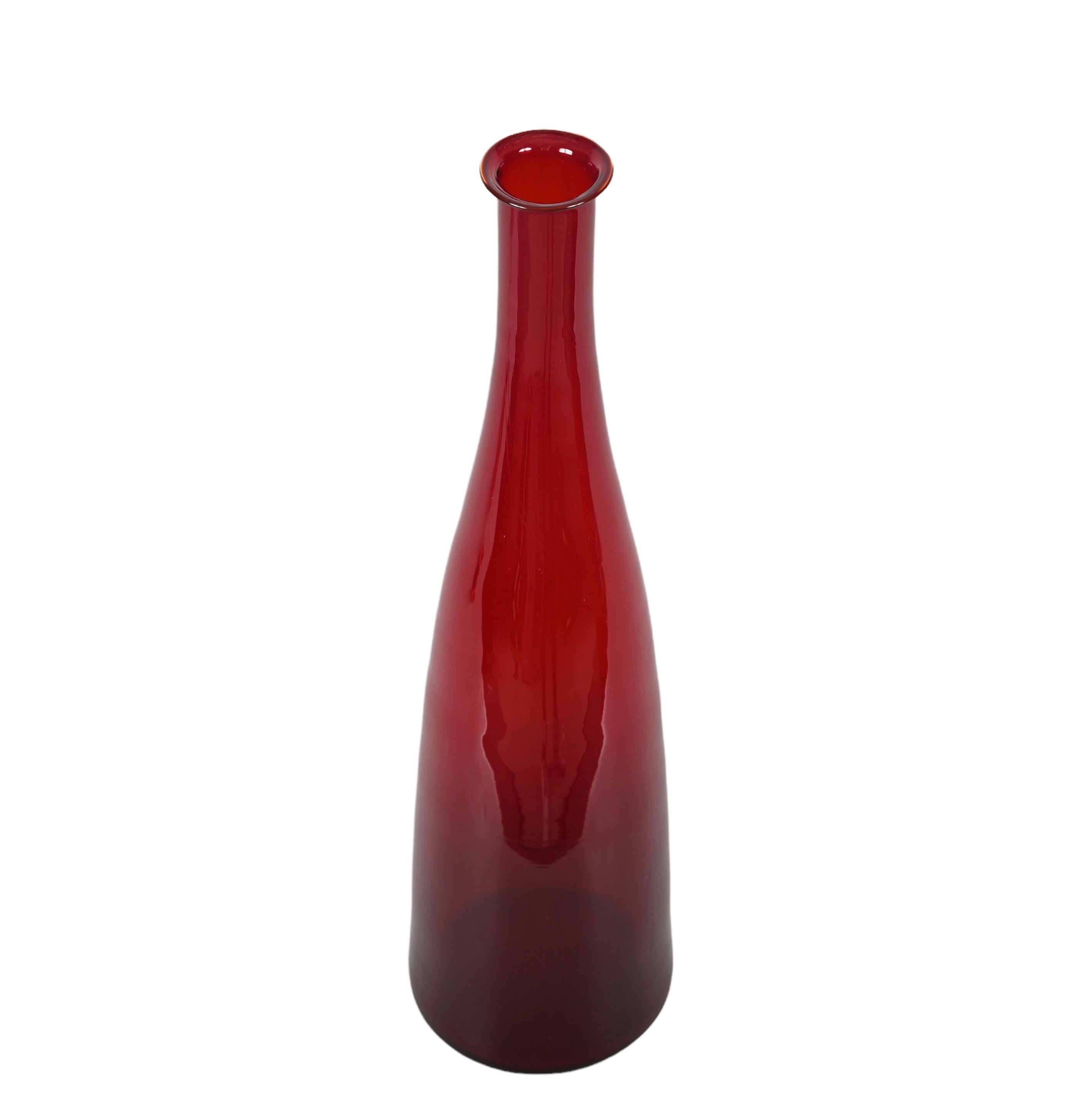 Botella italiana de cristal soplado de Murano ahumado rojo rubí de mediados de siglo, años 70 Moderno de mediados de siglo en venta