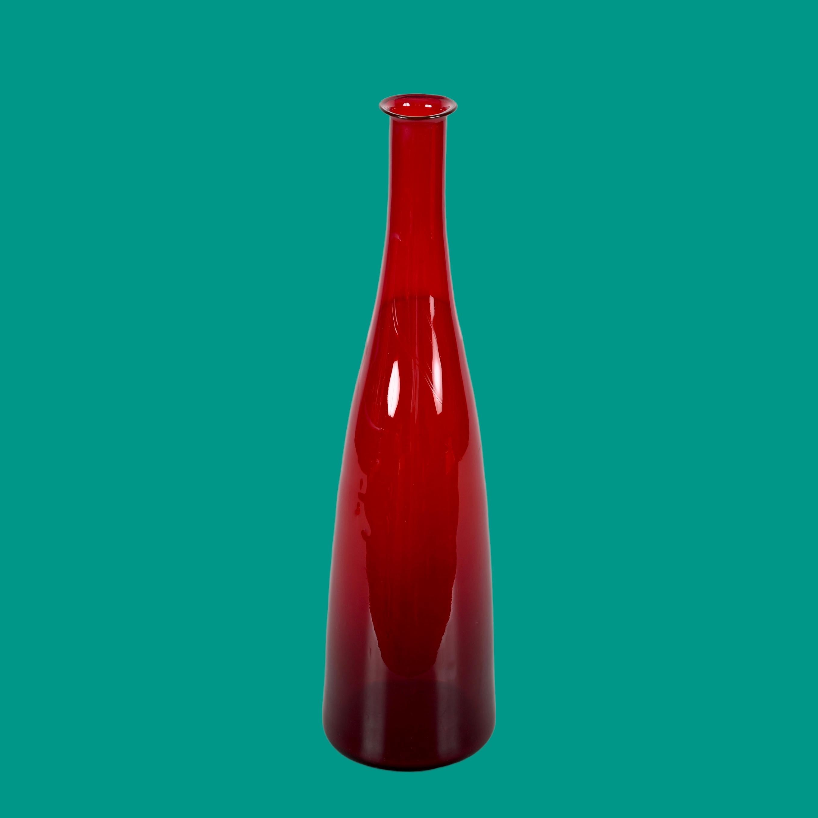 Botella italiana de cristal soplado de Murano ahumado rojo rubí de mediados de siglo, años 70 Italiano en venta
