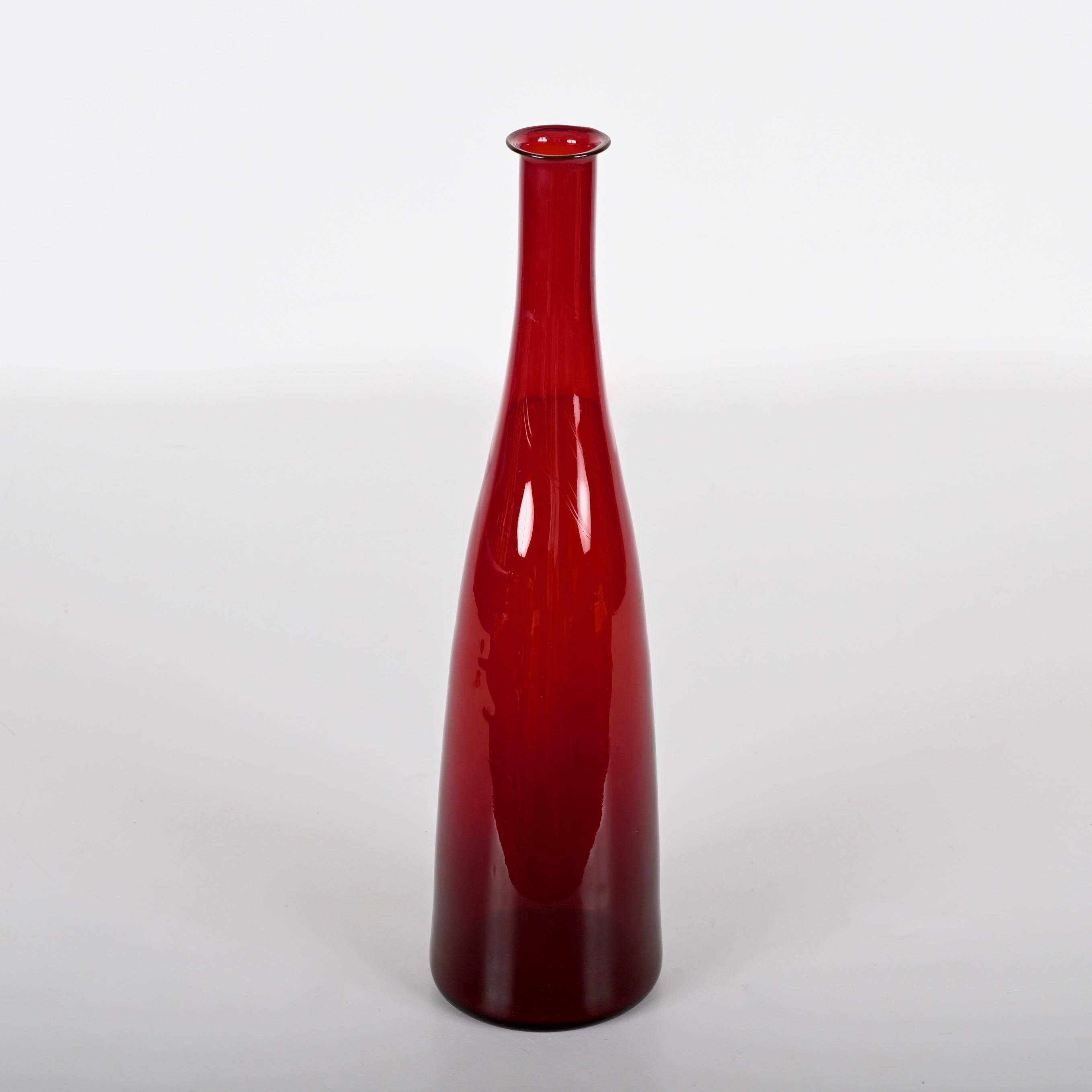 Botella italiana de cristal soplado de Murano ahumado rojo rubí de mediados de siglo, años 70 en Bueno estado para la venta en Roma, IT