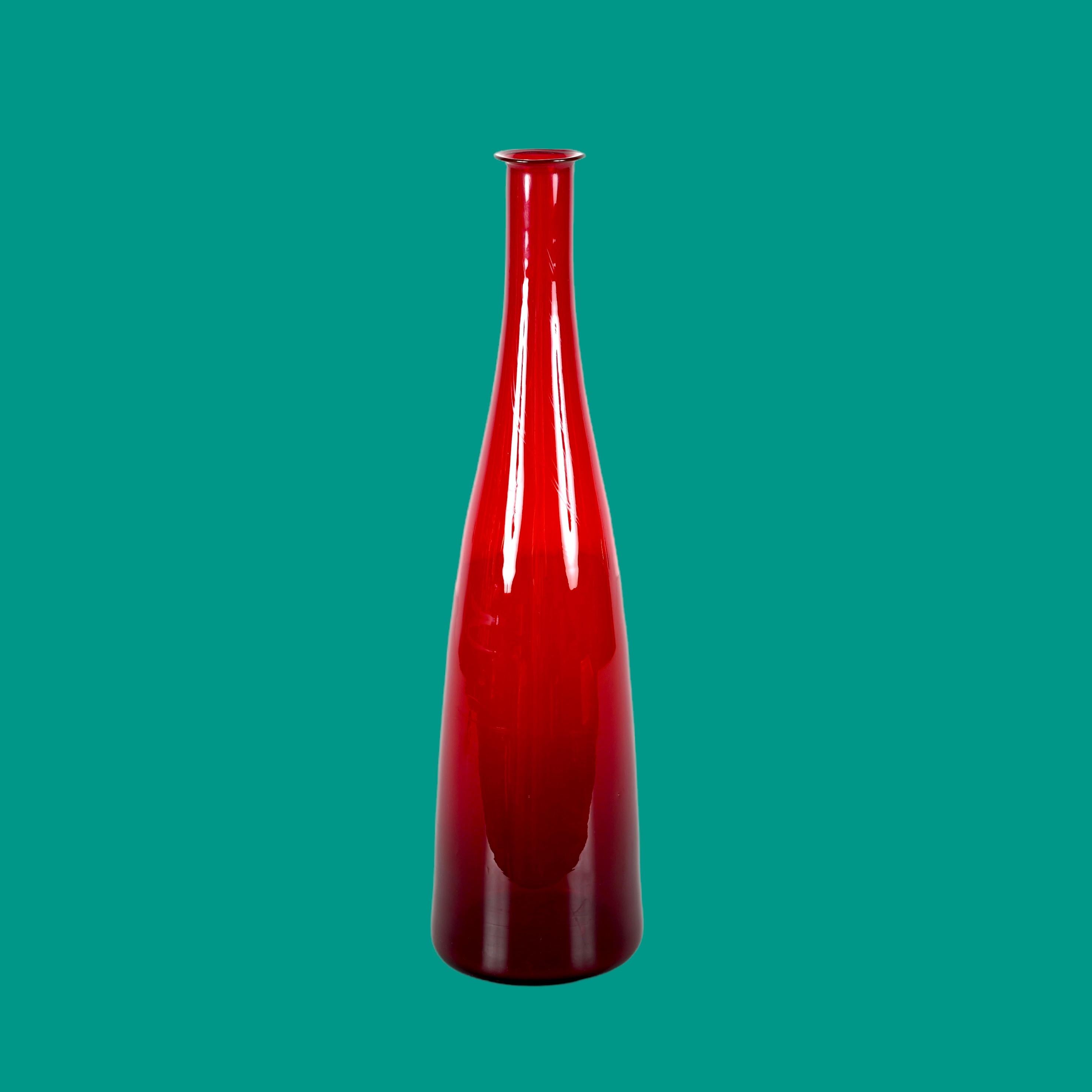 Botella italiana de cristal soplado de Murano ahumado rojo rubí de mediados de siglo, años 70 Vidrio en venta