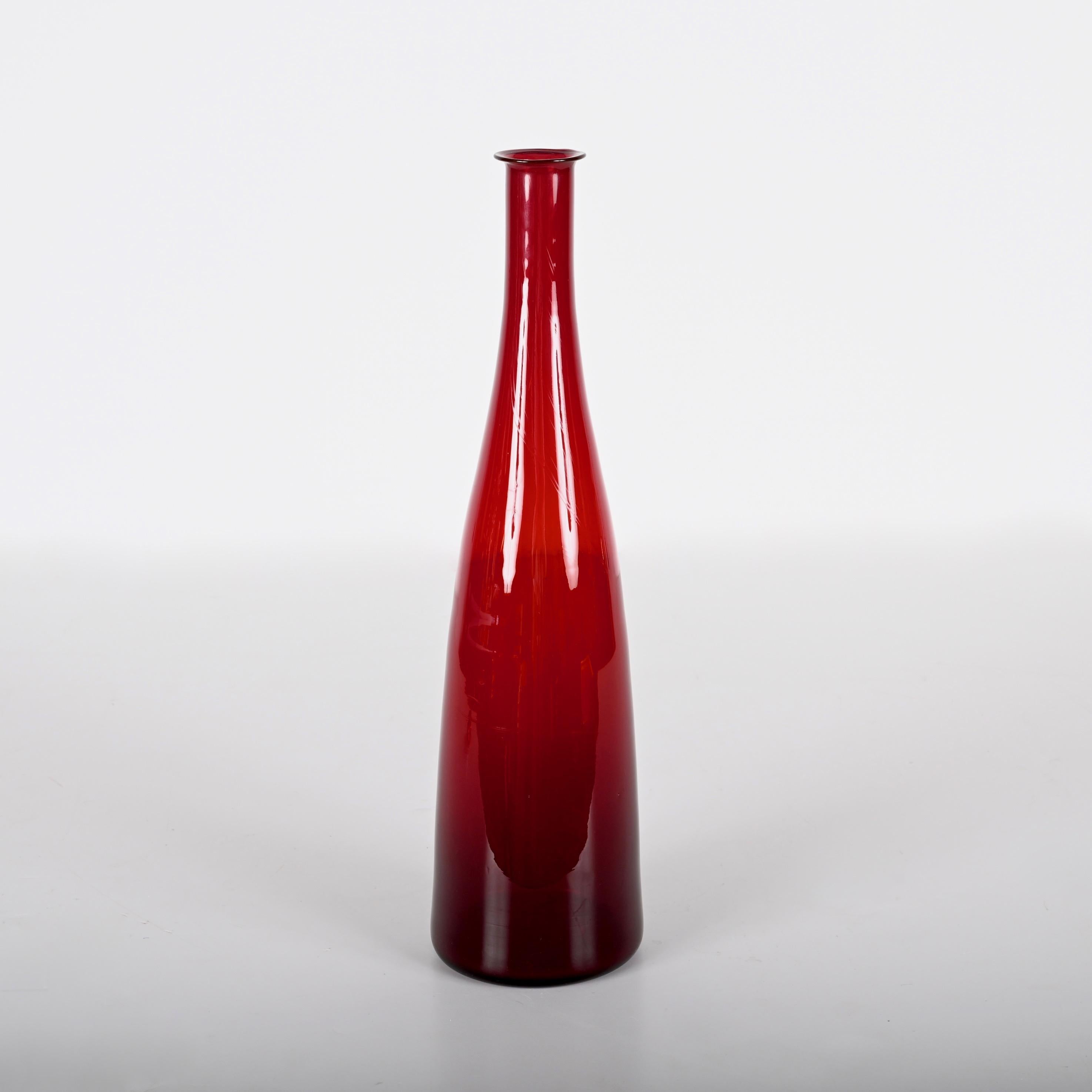 Botella italiana de cristal soplado de Murano ahumado rojo rubí de mediados de siglo, años 70 en venta 1