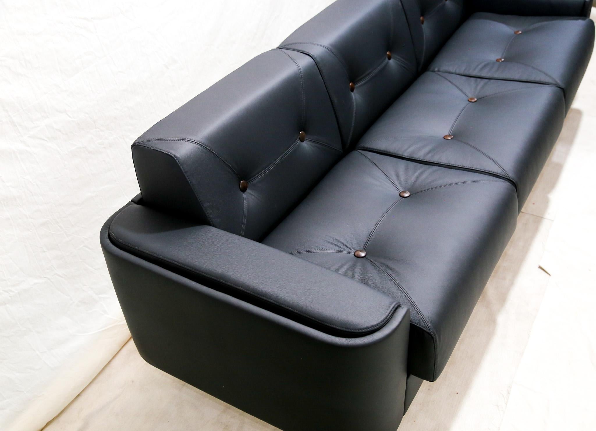 Mid-Century Modern Sofa in Black Leather & Wood by Jorge Zalszupin, Brazil, 1970 For Sale 4