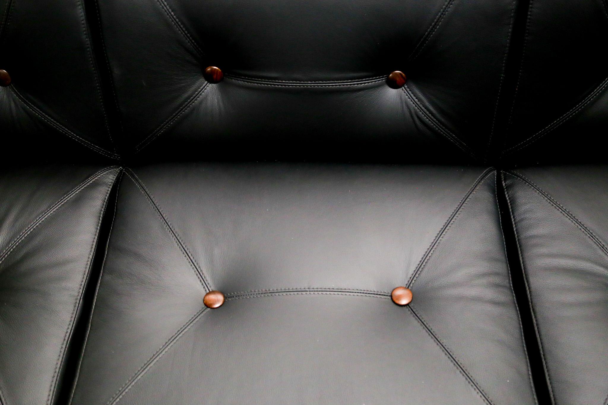 Mid-Century Modern Sofa in Black Leather & Wood by Jorge Zalszupin, Brazil, 1970 For Sale 6