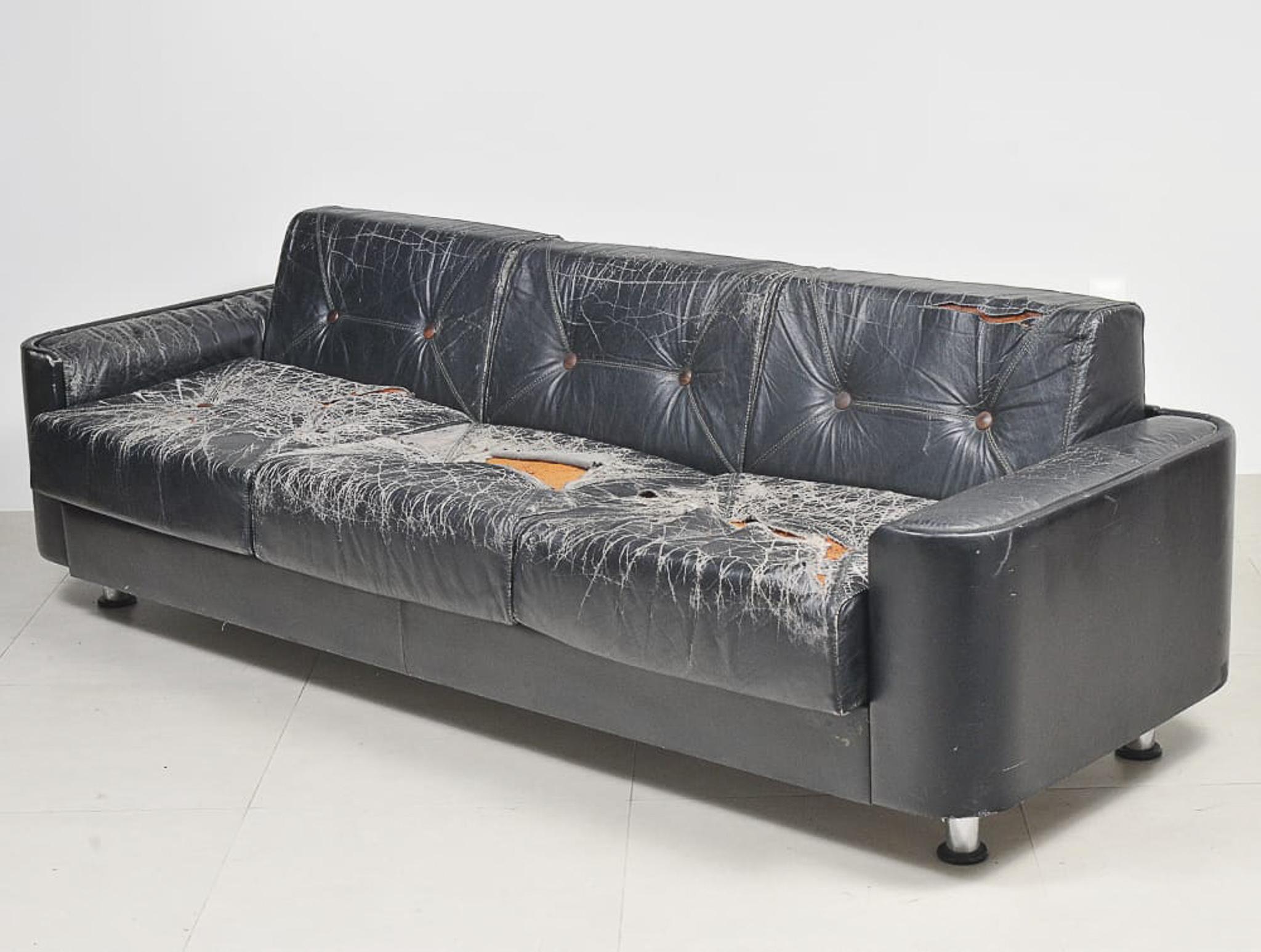 Mid-Century Modern Sofa in Black Leather & Wood by Jorge Zalszupin, Brazil, 1970 For Sale 9