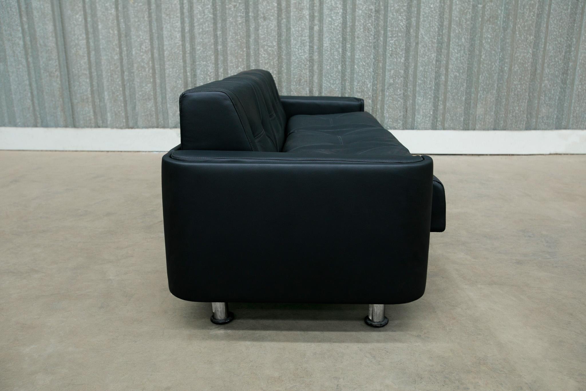 Brazilian Mid-Century Modern Sofa in Black Leather & Wood by Jorge Zalszupin, Brazil, 1970 For Sale