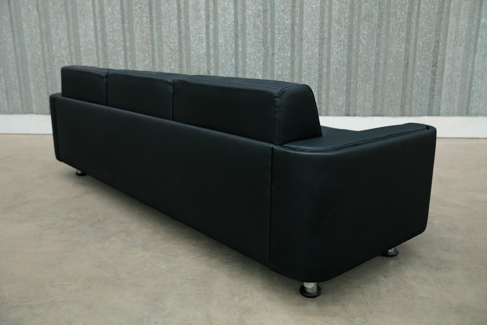Hand-Knotted Mid-Century Modern Sofa in Black Leather & Wood by Jorge Zalszupin, Brazil, 1970 For Sale