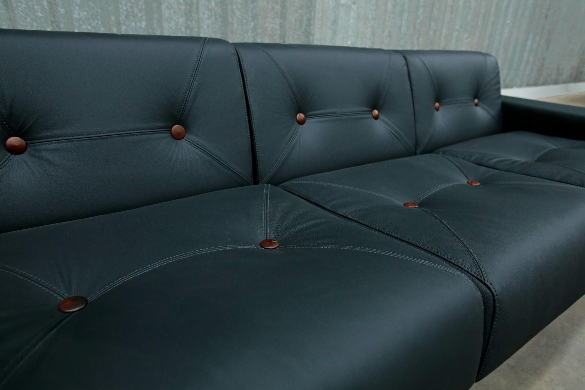 20th Century Mid-Century Modern Sofa in Black Leather & Wood by Jorge Zalszupin, Brazil, 1970 For Sale