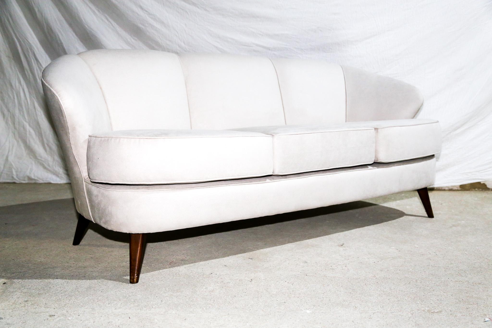 Midcentury Modern Sofa in Hardwood & Grey Velvet by Joaquim Tenreiro Brazil 1960 For Sale 5
