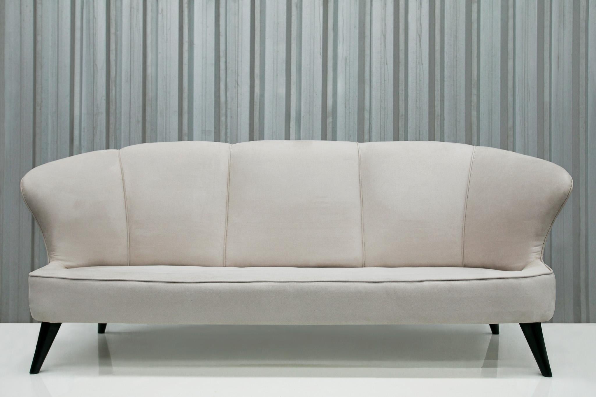 20th Century Midcentury Modern Sofa in Hardwood & Grey Velvet by Joaquim Tenreiro Brazil 1960 For Sale
