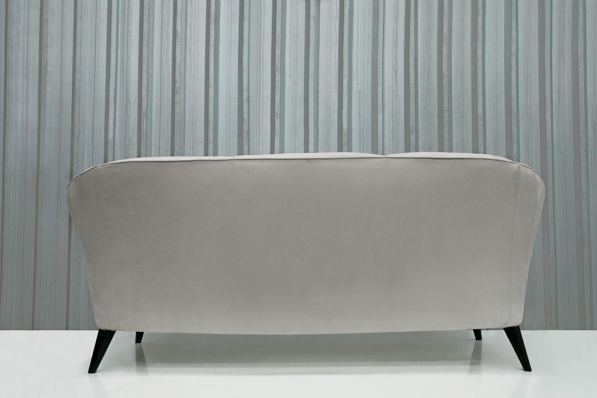 Midcentury Modern Sofa in Hardwood & Grey Velvet by Joaquim Tenreiro Brazil 1960 For Sale 1