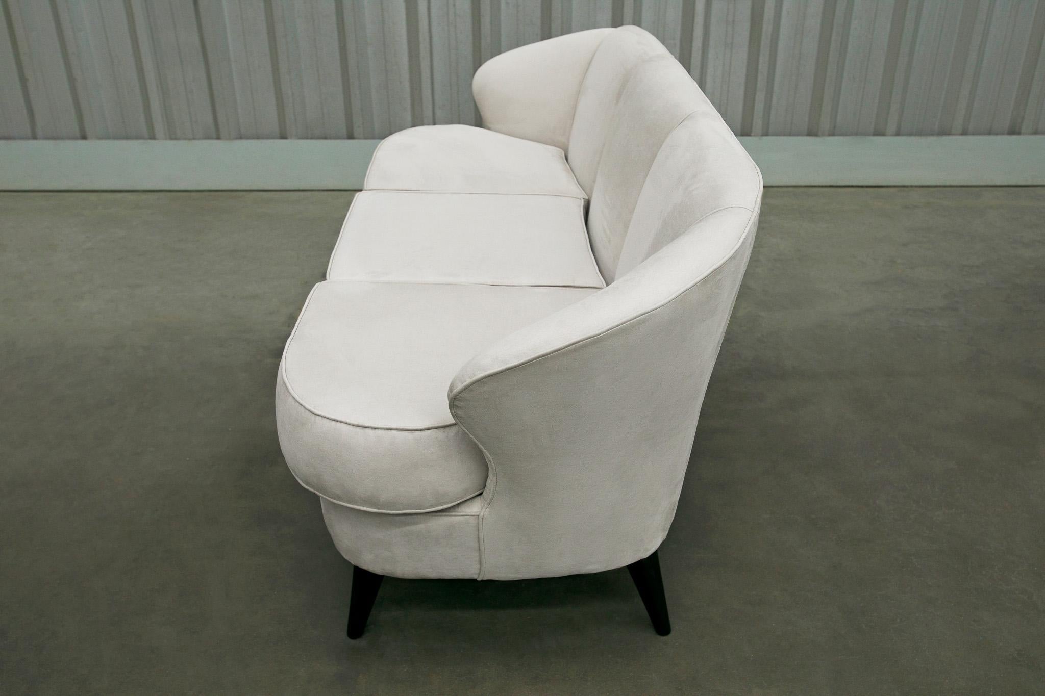 Midcentury Modern Sofa in Hardwood & Grey Velvet by Joaquim Tenreiro Brazil 1960 For Sale 2