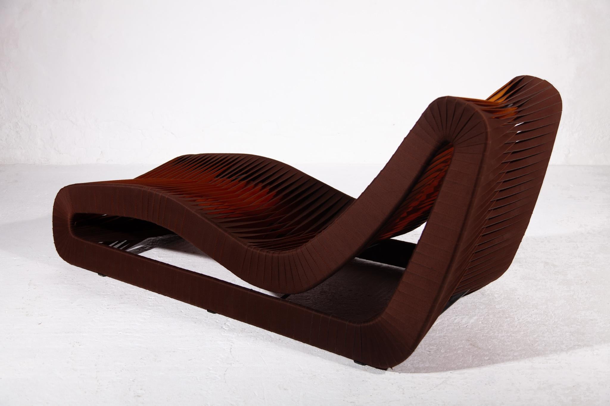 Tessuto Lettino da giorno ergonomico morbido e moderno di metà secolo, sedia da salotto in vendita