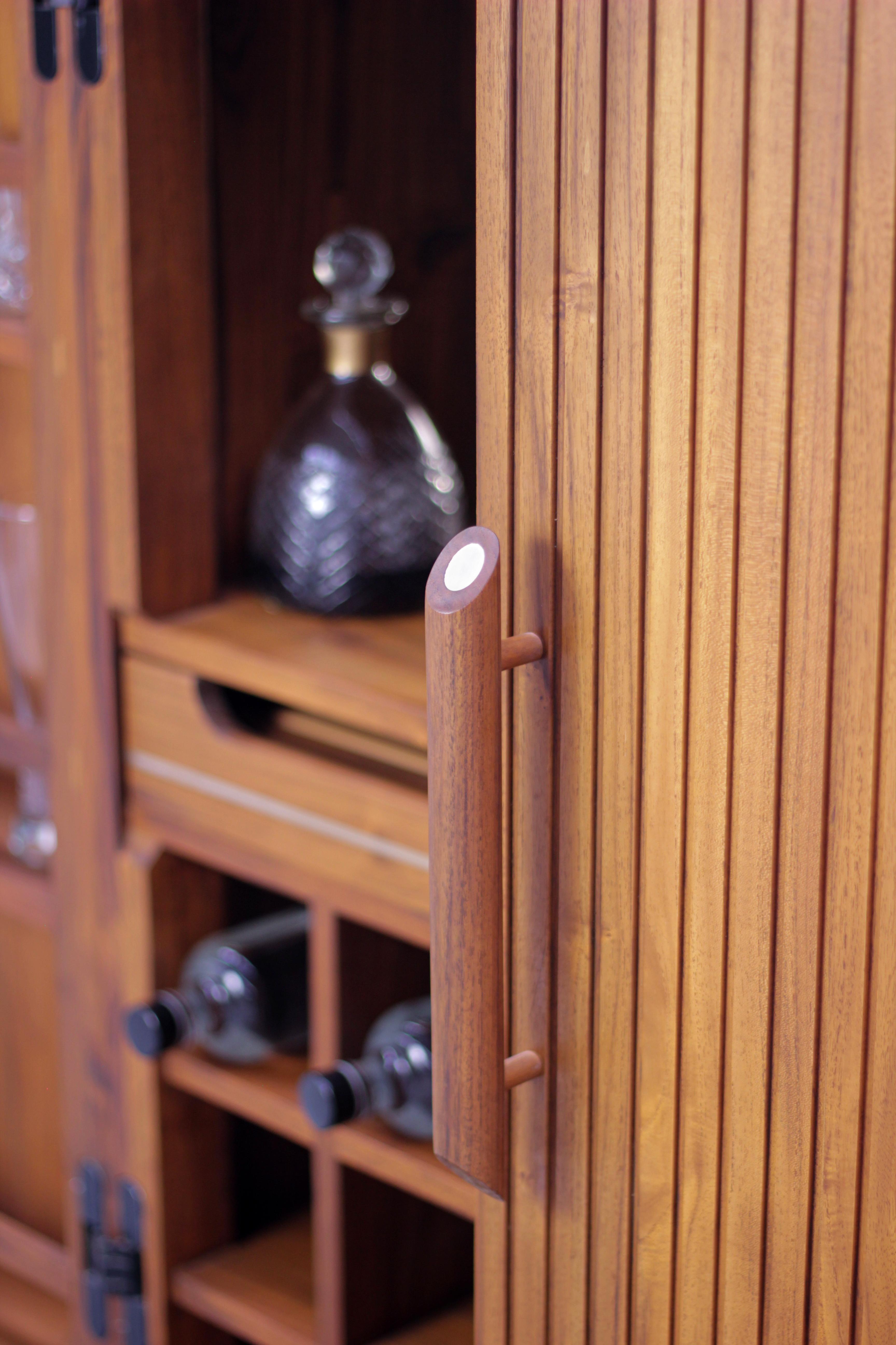 Midcentury Modern Massivholz OAK Hide-a-Bar Schrank mit ausziehbarem Tablett und Messing im Angebot 4