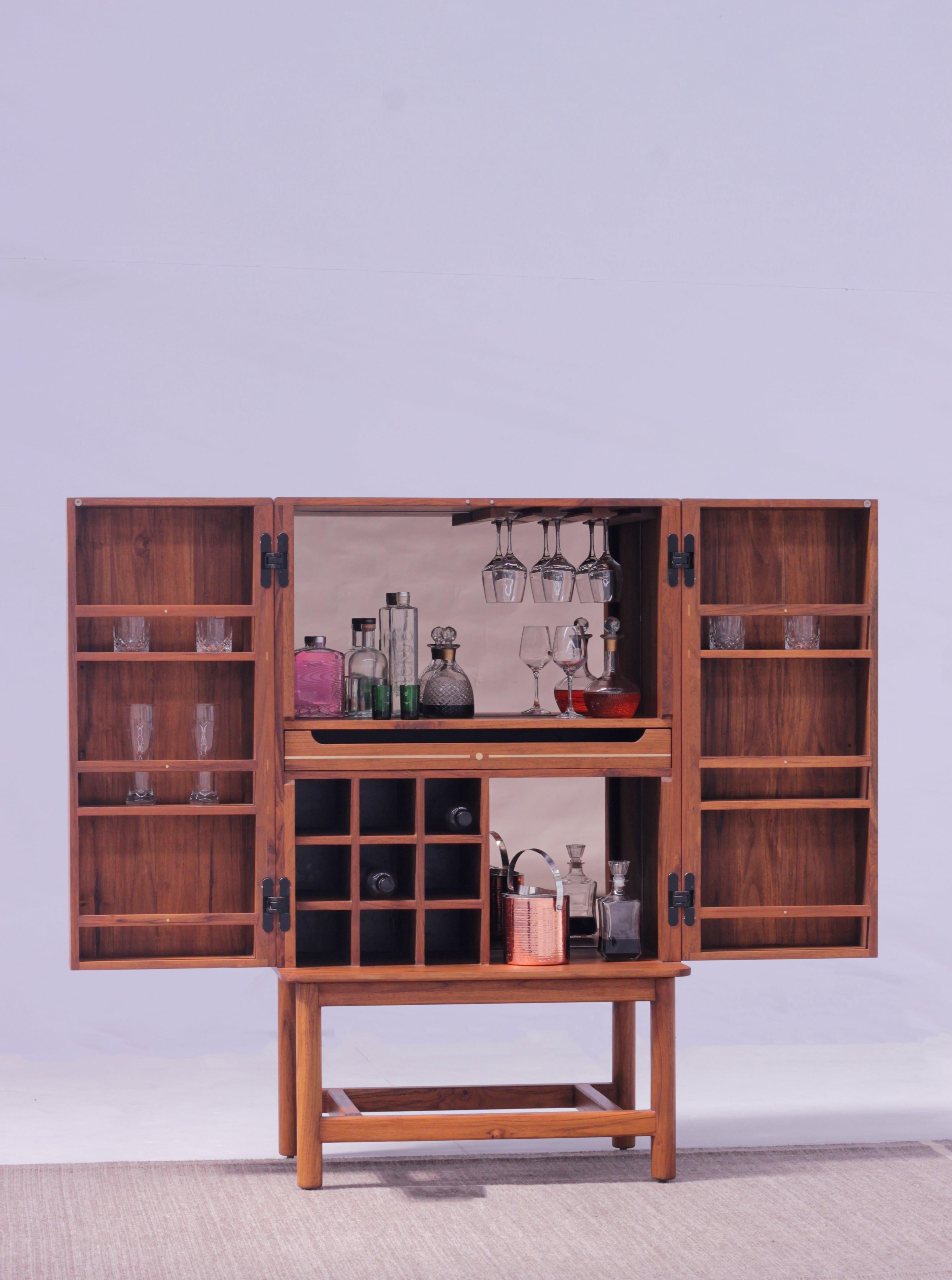Midcentury Modern Massivholz OAK Hide-a-Bar Schrank mit ausziehbarem Tablett und Messing im Angebot 6