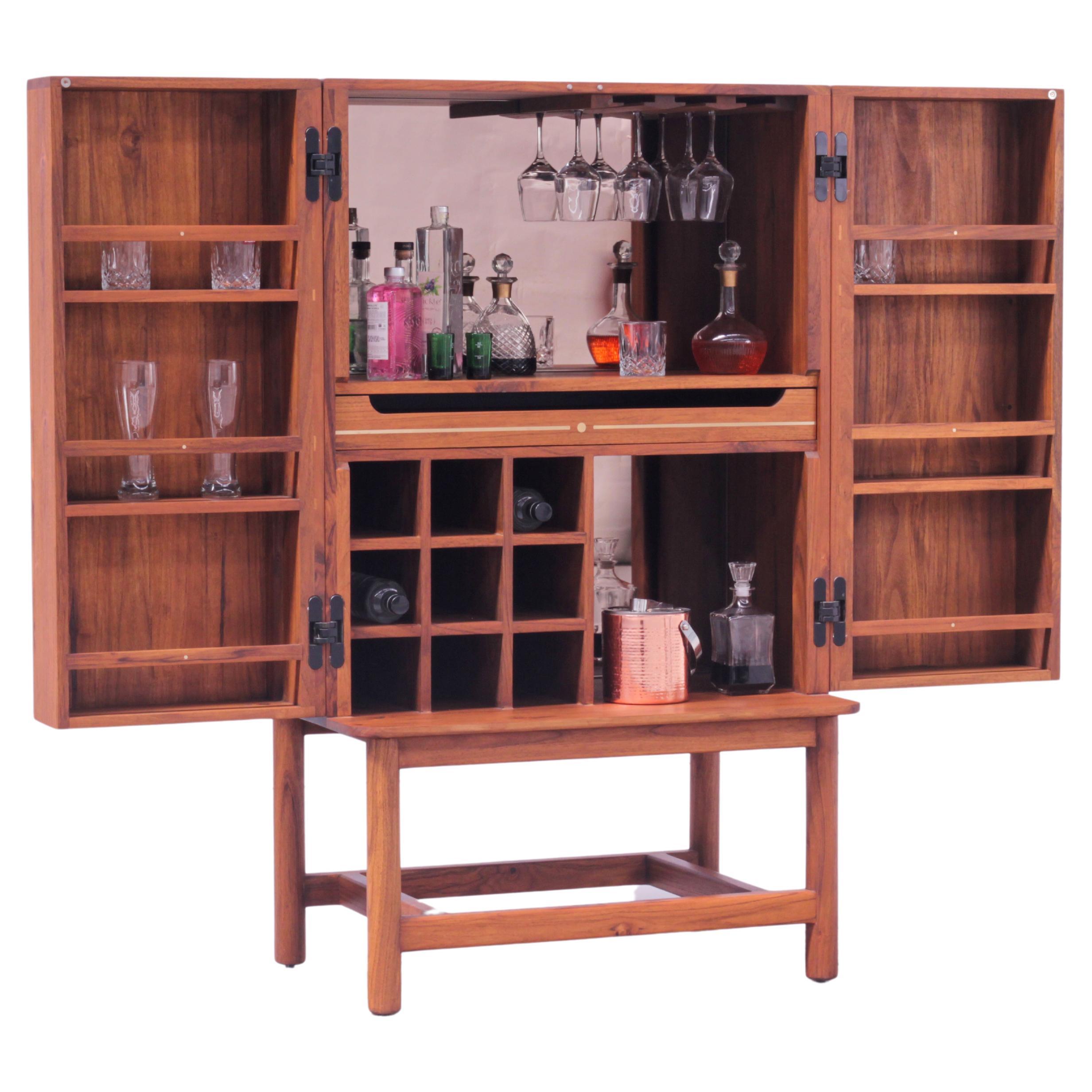 Midcentury Modern Massivholz OAK Hide-a-Bar Schrank mit ausziehbarem Tablett und Messing (Moderne der Mitte des Jahrhunderts) im Angebot