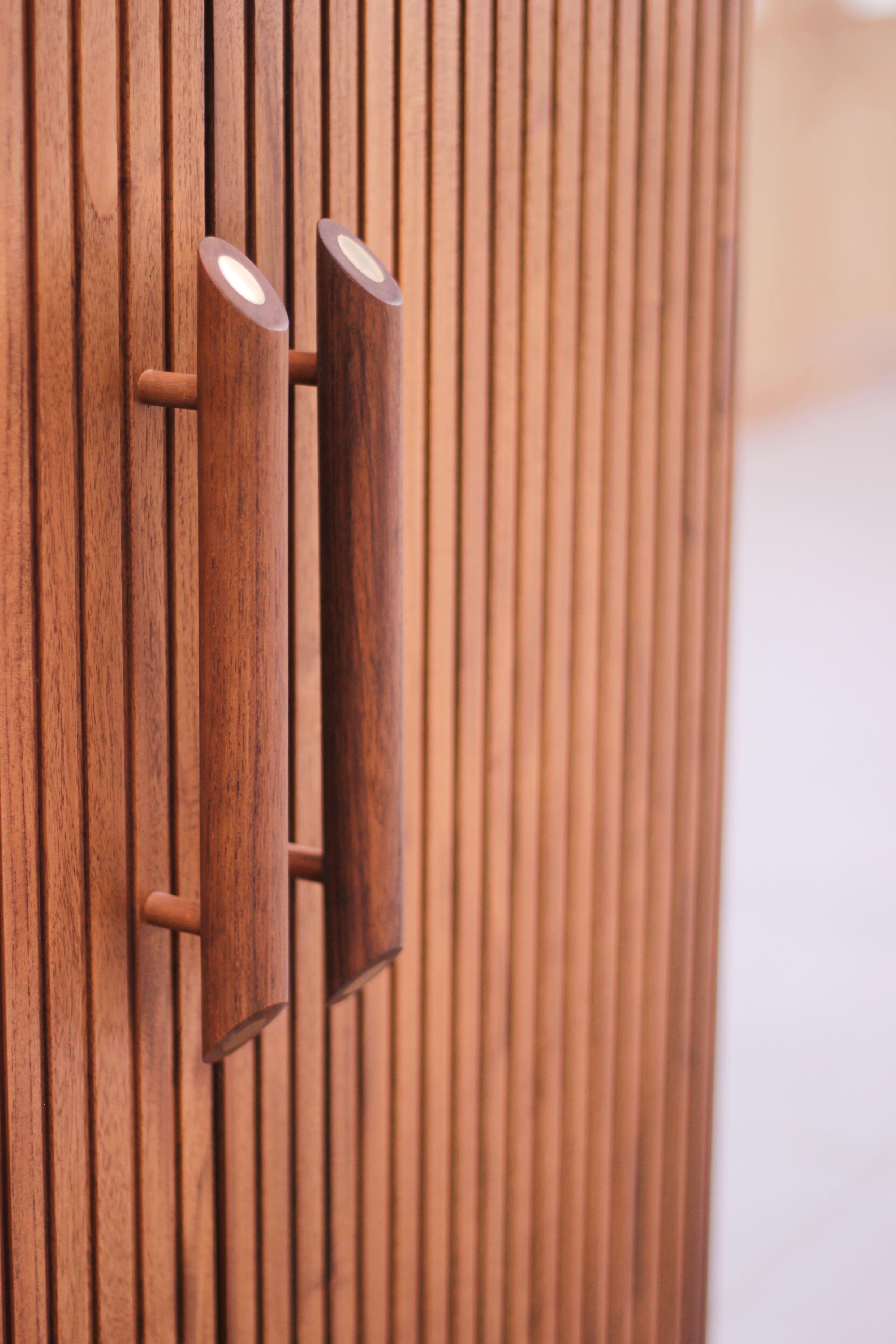 Midcentury Modern Massivholz OAK Hide-a-Bar Schrank mit ausziehbarem Tablett und Messing (Handgefertigt) im Angebot